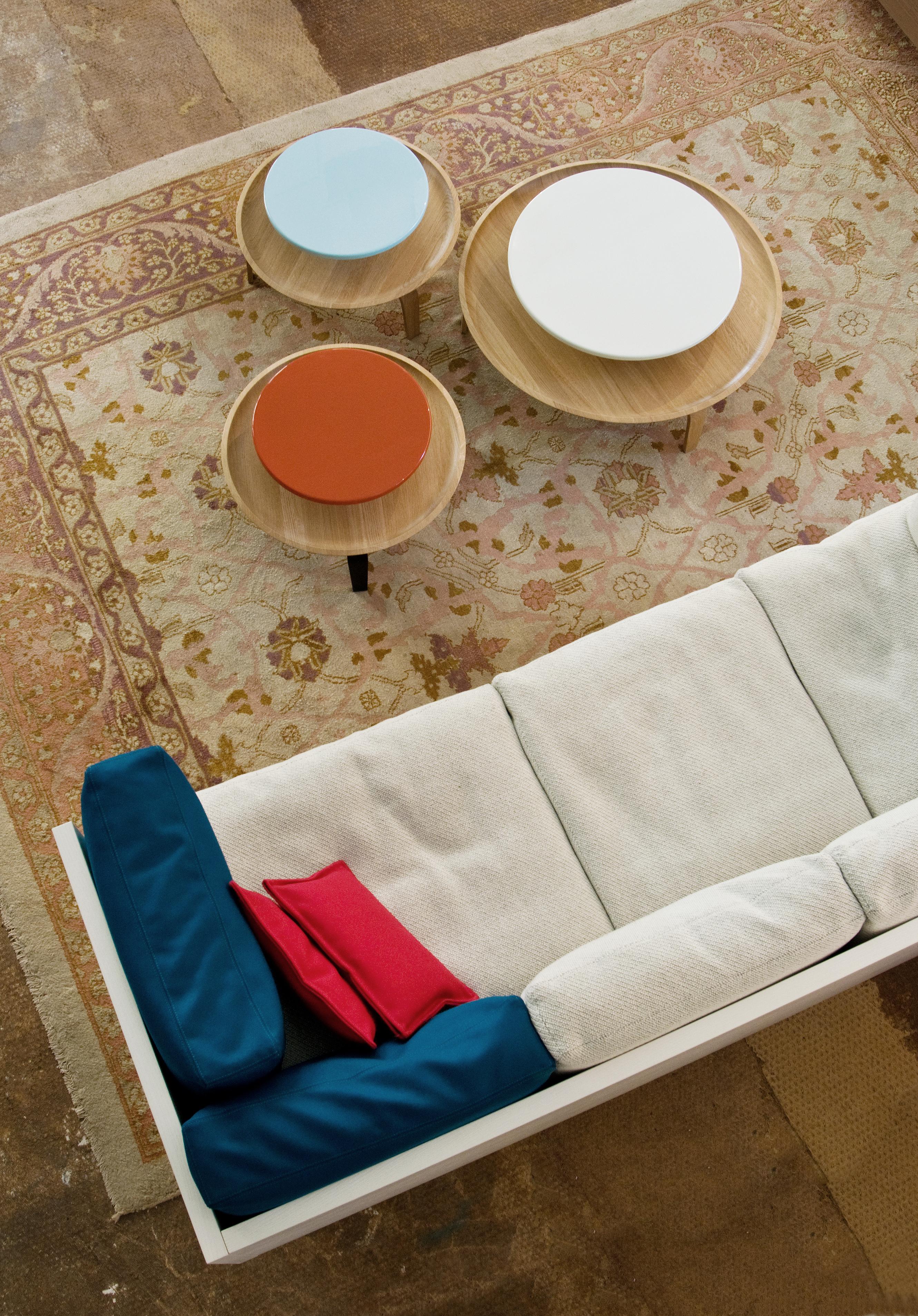 Moderno Tavolino rotondo Secreto di Colé, rovere naturale e piano laccato bianco in vendita