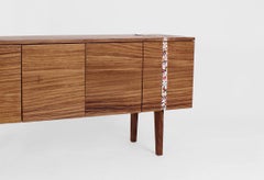 Buffet mexicain contemporain en Wood Parota avec détails de broderie faits à la main