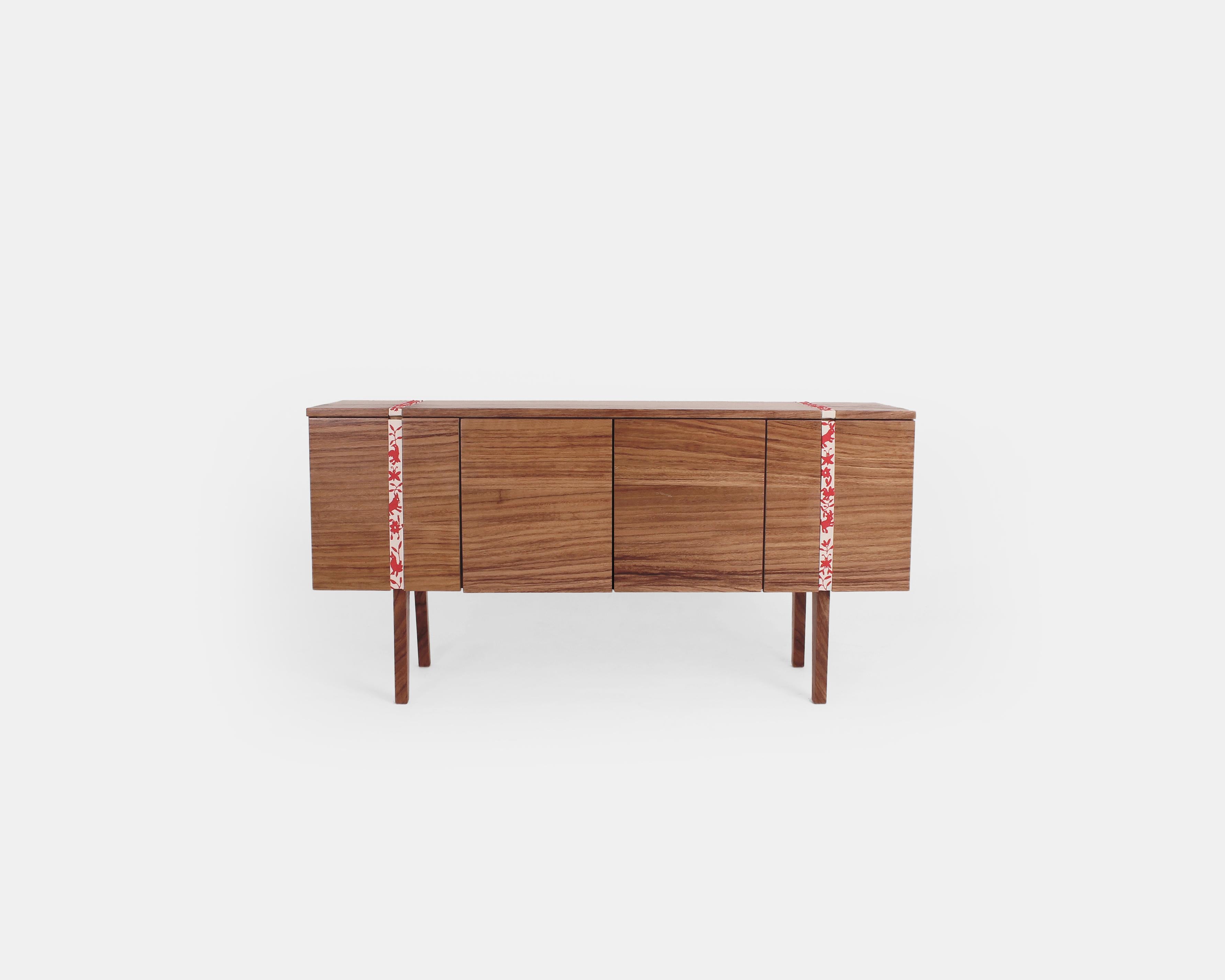 Sideboard aus Parota-Holz mit handgefertigtem Stickerei-Detail (Handgefertigt) im Angebot