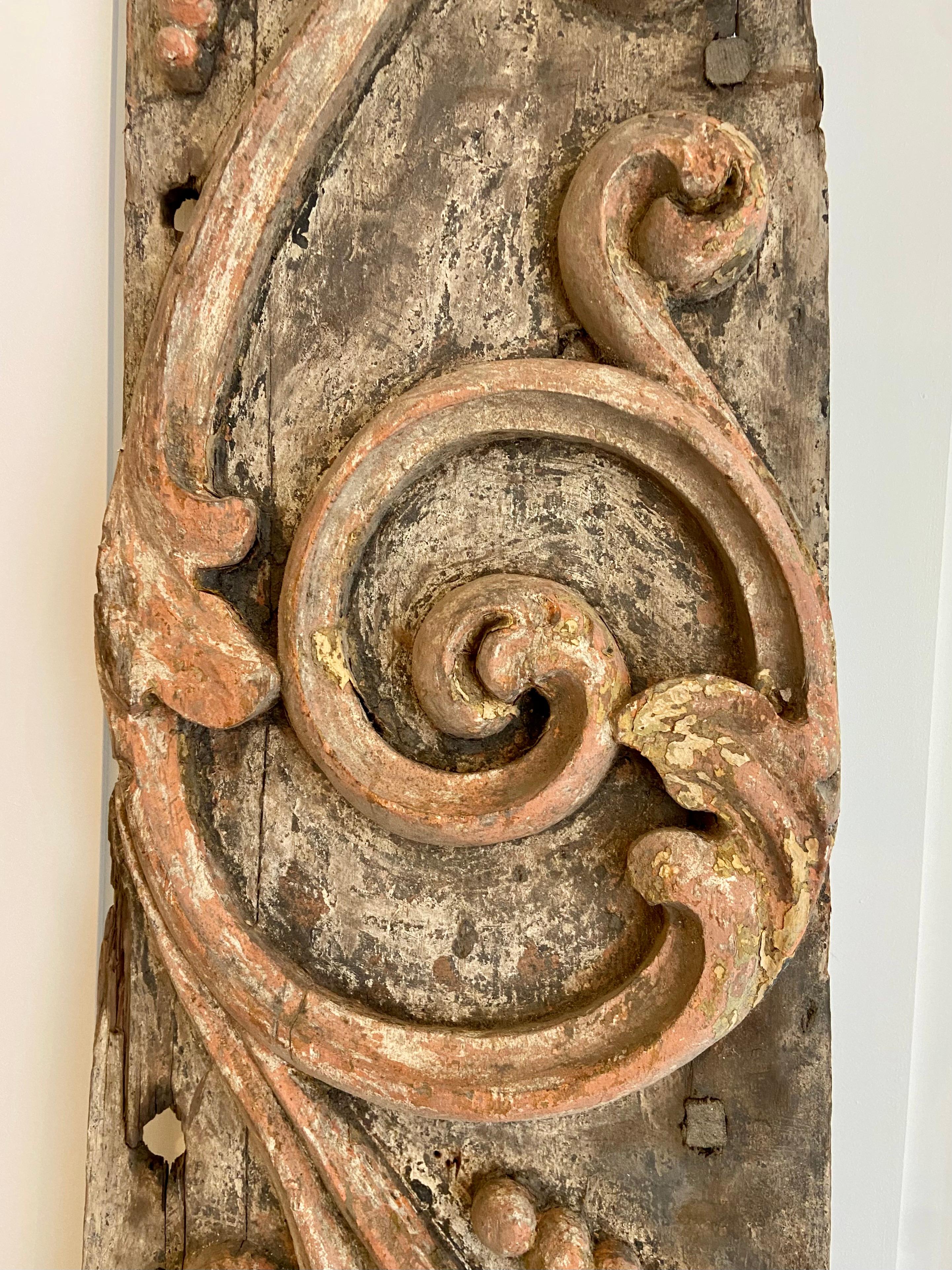 Sezione di una nave del XVIII secolo in legno di quercia con resti di policromia.
Presumibilmente parte di un bompresso. È possibile appendere questo pezzo in orizzontale e in verticale.