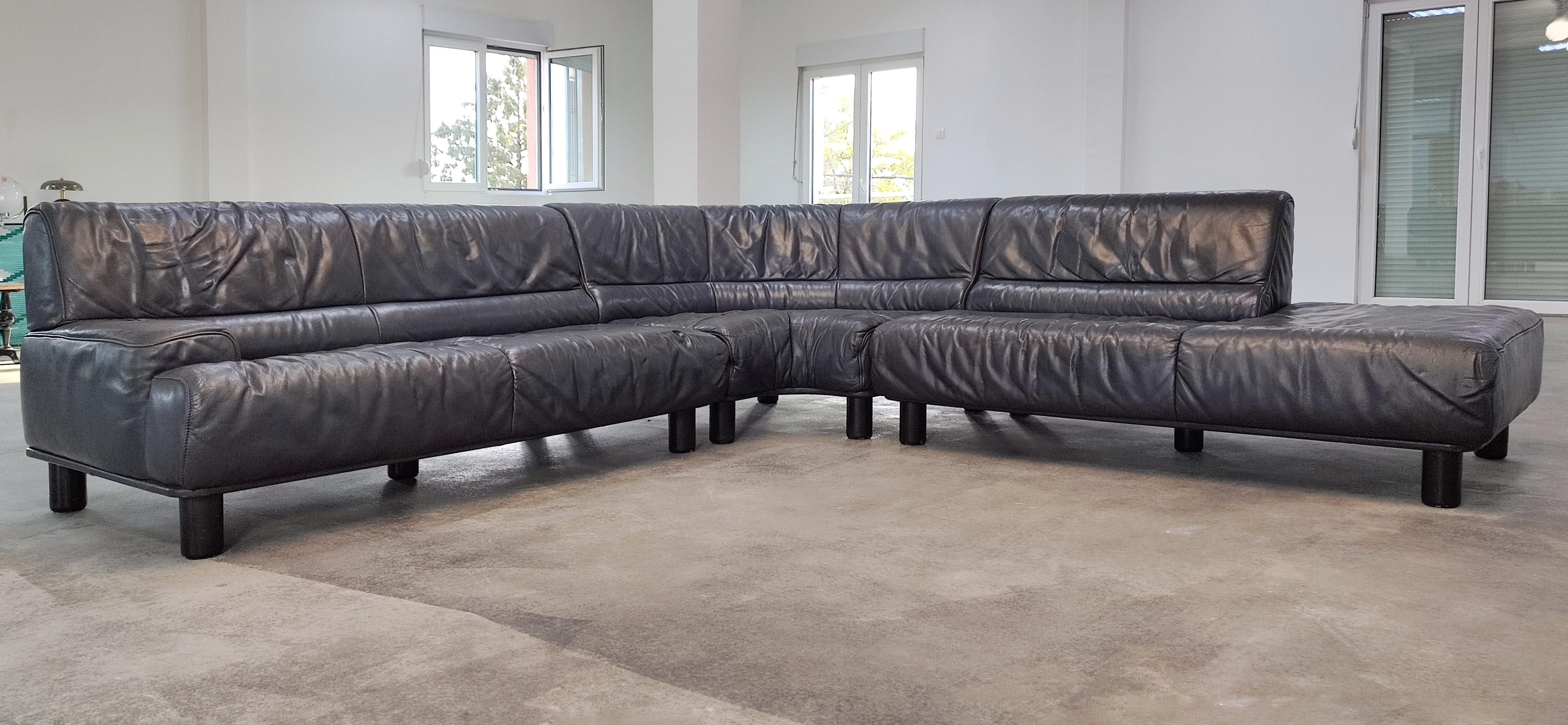 In this listing you will find a gorgeous Sectional Leather Sofa, model DS-18, designed and manufactured by De Sede Switzerland. Crafted with the utmost attention to detail, this leather sectional is the epitome of fine European craftsmanship. Its