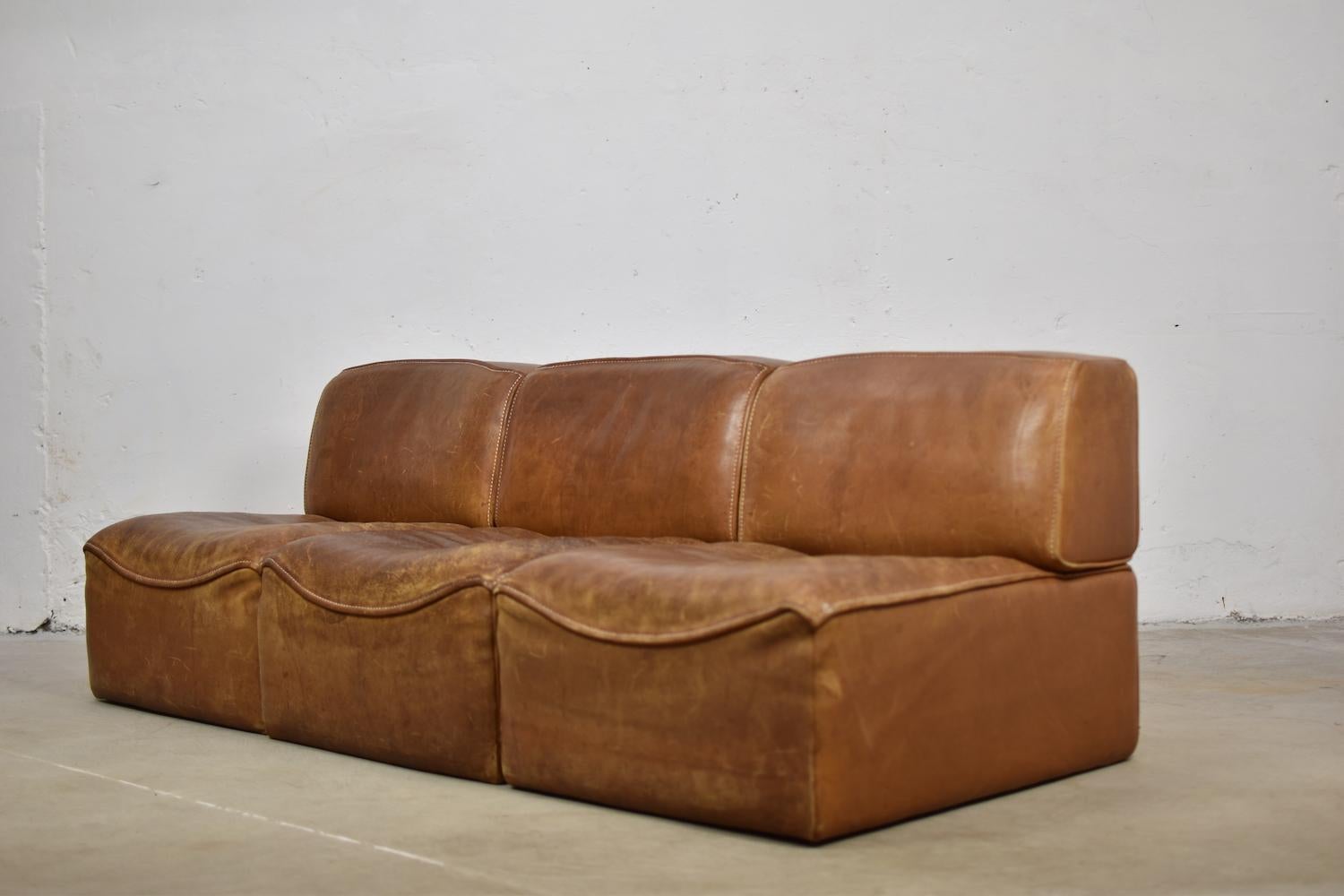 Great sectional ‘DS15’ sofa designed by De Sede, Switzerland, 1970s. This set consist of three individual elements and is made out of very thick cognac saddle leather which has beautifully been aged over the years. The design is simplistic yet
