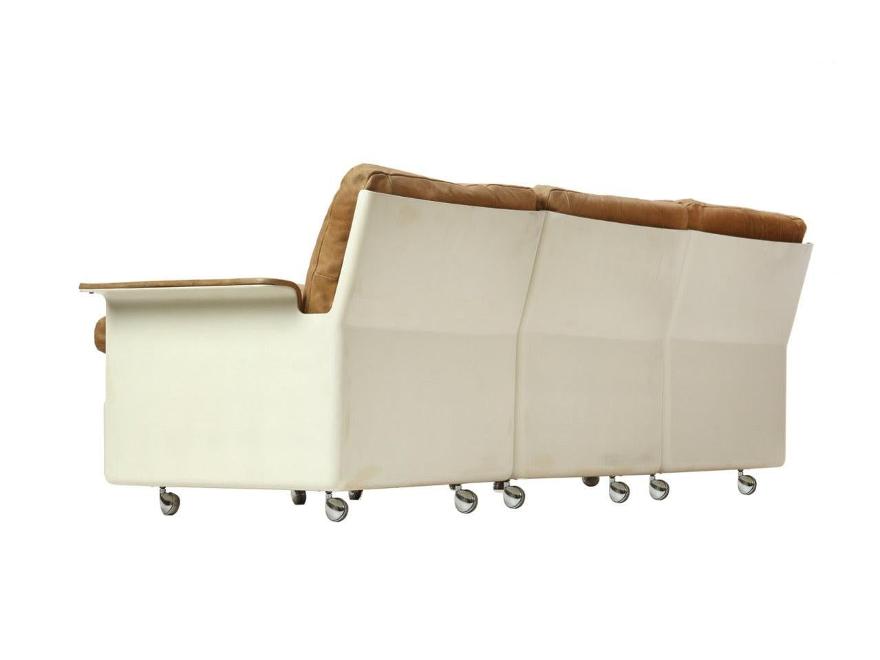 Allemand Canapé sectionnel trois places en fibre de verre et cuir dans le style de Dieter Rams en vente