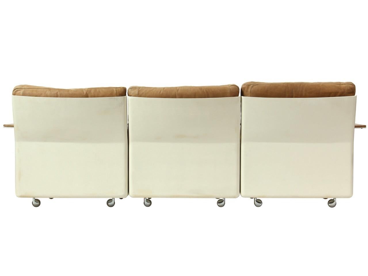 Canapé sectionnel trois places en fibre de verre et cuir dans le style de Dieter Rams État moyen - En vente à Sagaponack, NY