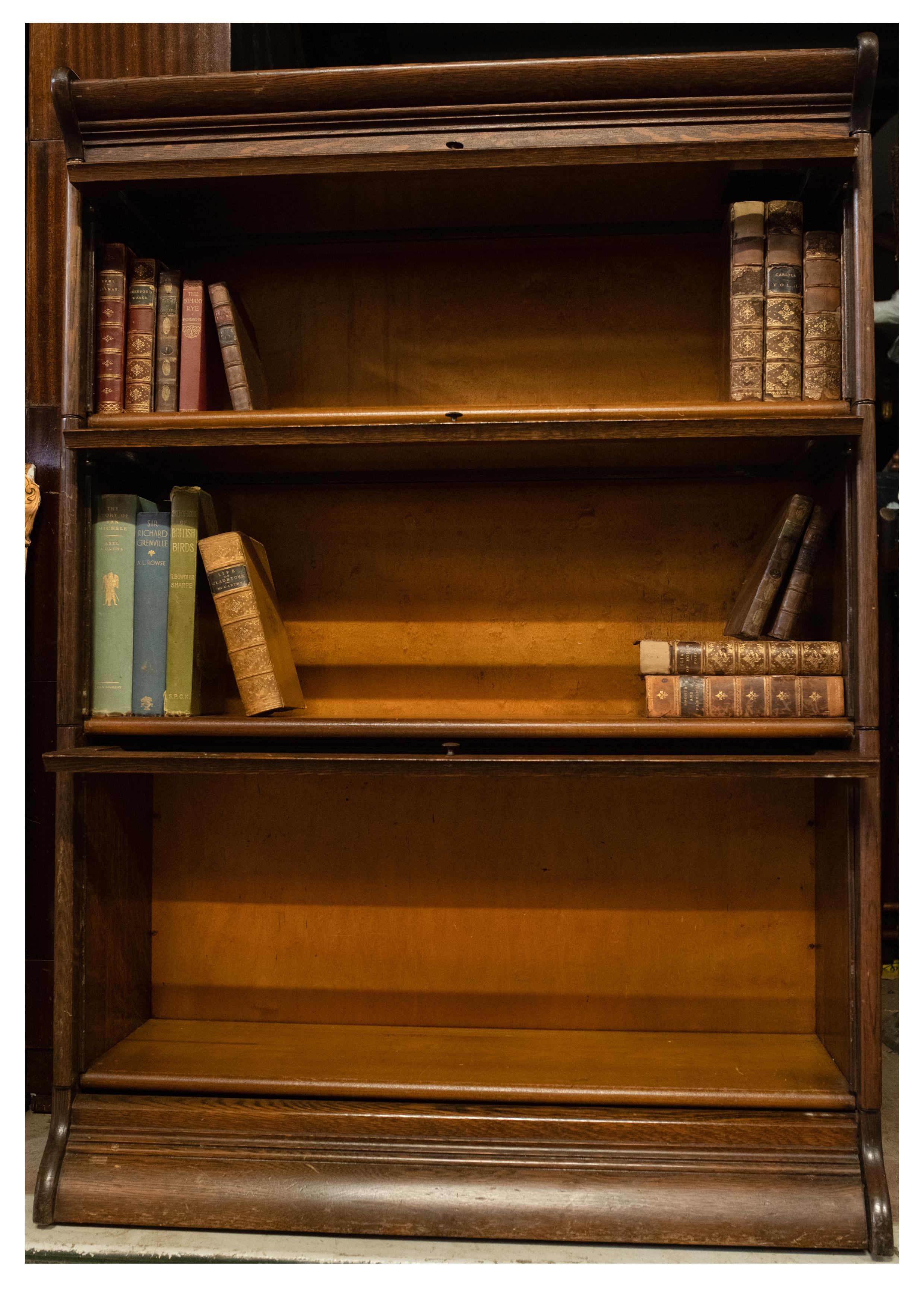 20ième siècle Globe Wernicke Style Sectional Glazed Three Tier Oak Barristers Bookcase (Bibliothèque à trois niveaux en chêne)  en vente