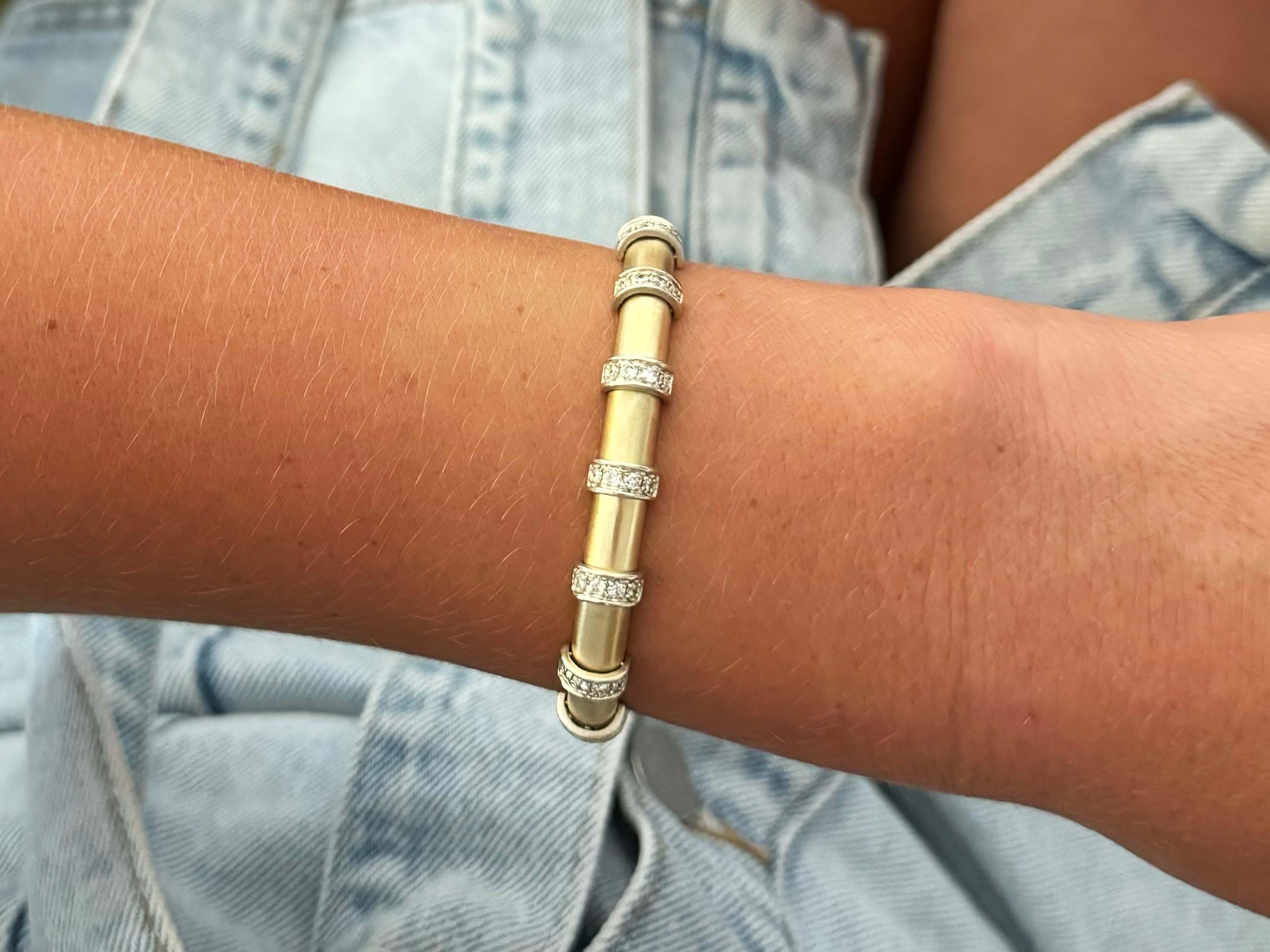 Bracelet Spécifications :

Métal : Or jaune 14k

Nombre de diamants : 64 Brilliante 

Poids en carats du diamant : ~2,50 carats

Couleur du diamant : G

Clarté du diamant : VS2-SI1

Longueur du bracelet : ~7