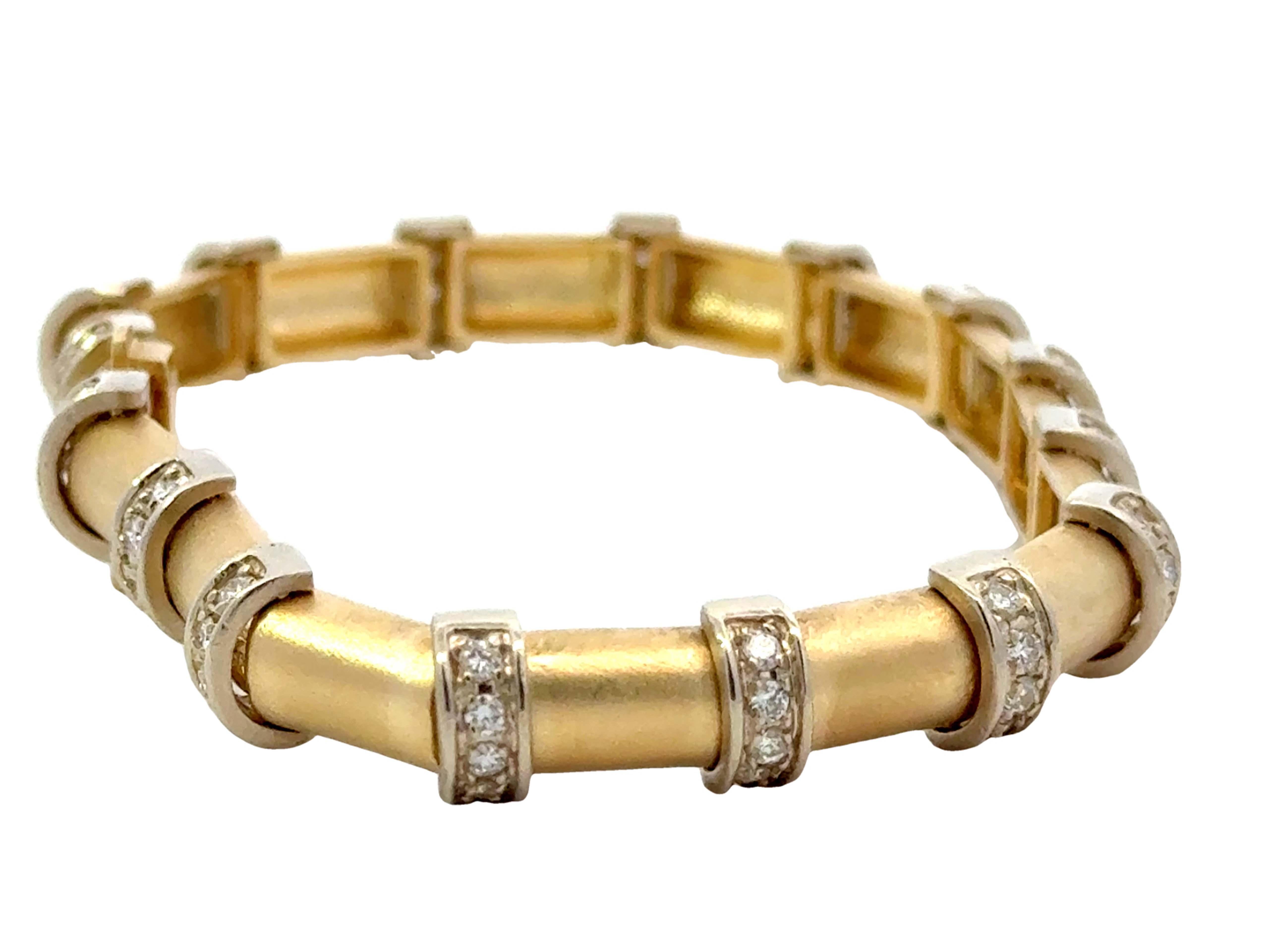 Moderne Bracelet sectionnel demi-rond en or jaune 14 carats finition satinée avec diamants en vente