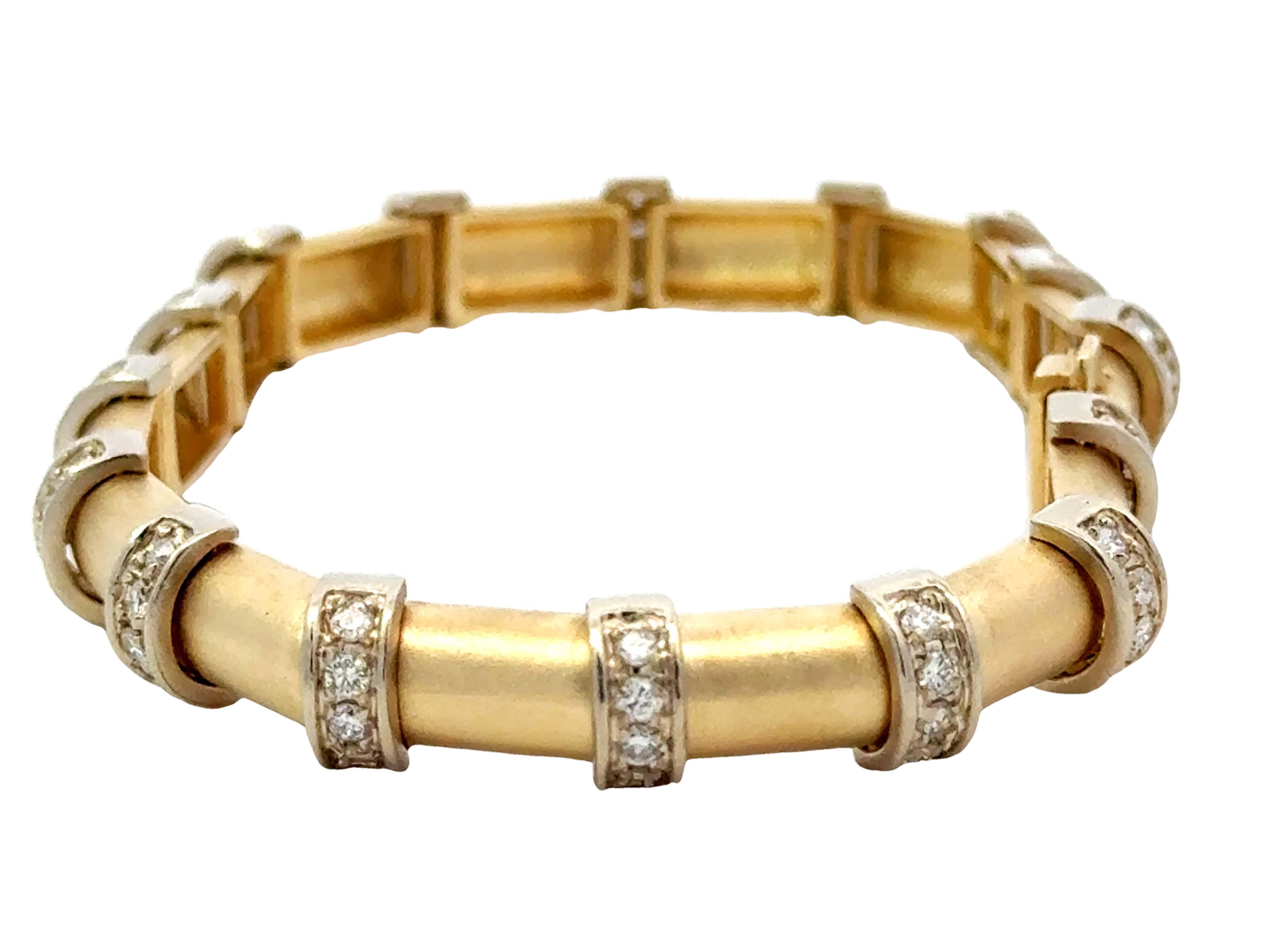 Taille brillant Bracelet sectionnel demi-rond en or jaune 14 carats finition satinée avec diamants en vente