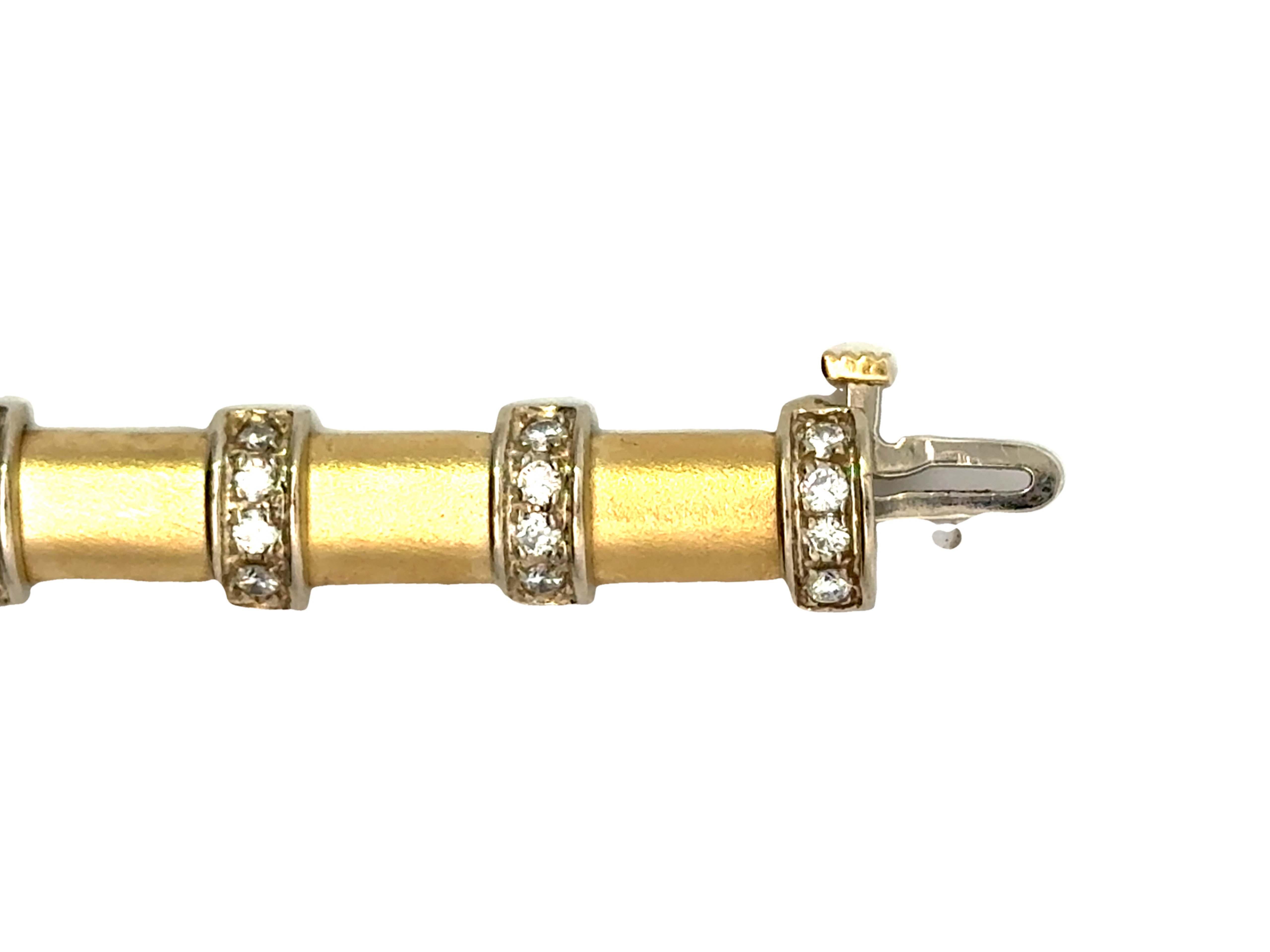 Bracelet sectionnel demi-rond en or jaune 14 carats finition satinée avec diamants Pour femmes en vente