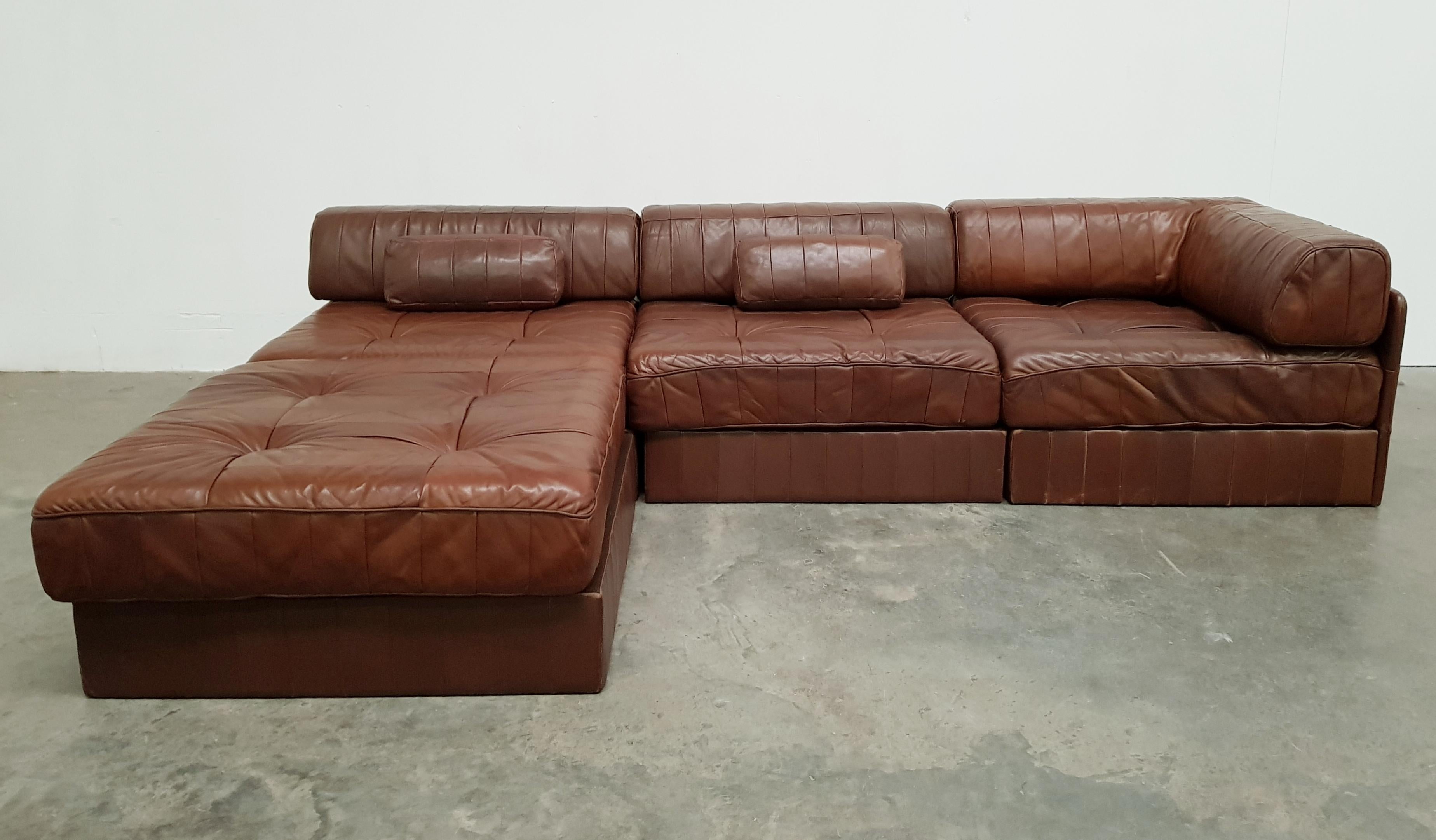 De Sede DS 88 sectional sofa in patchwork brown leather. 
The sofa is in four sections with a base leather patchwork cushion made from soft luxurious leather. This modular sofa can be used in several different positions.
90 cm W x 90cm D x 65cm H