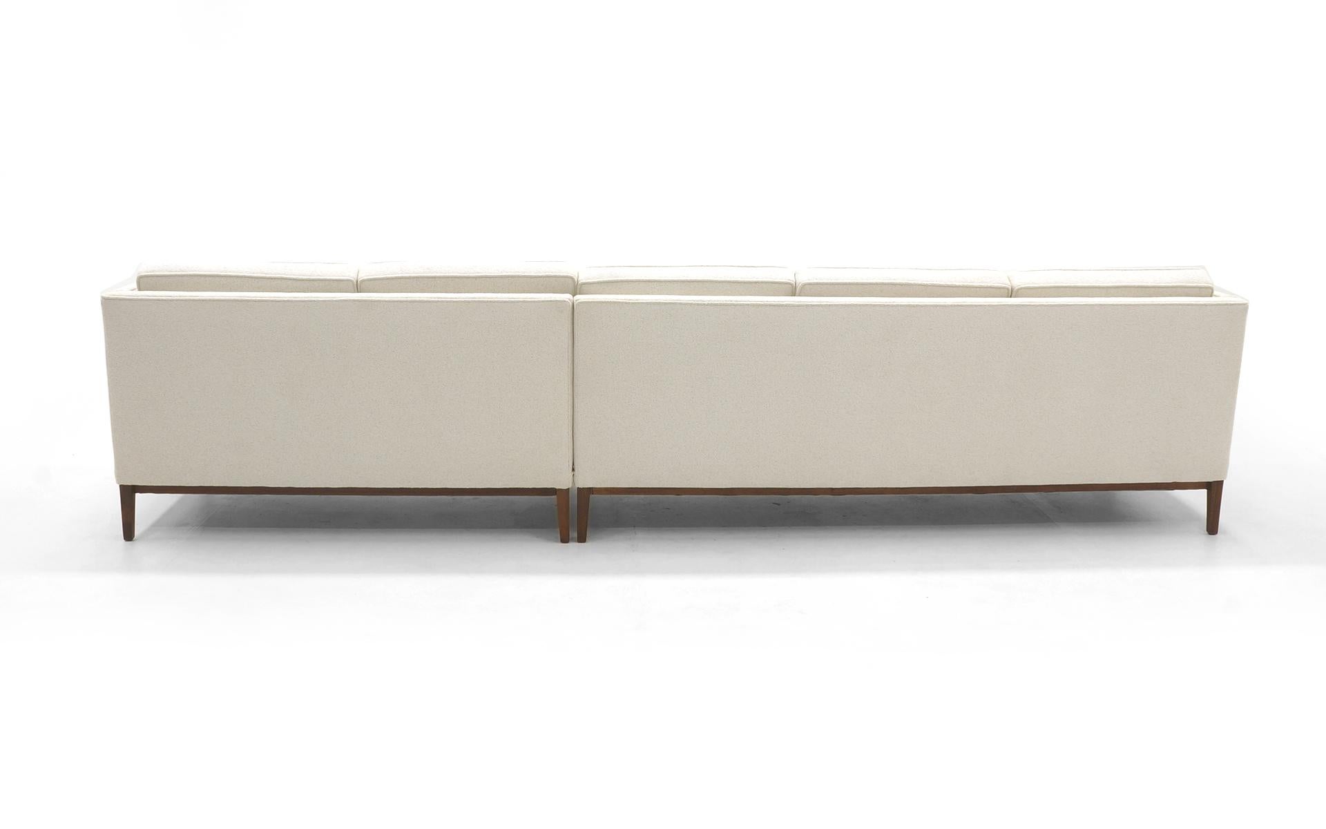 Sectional Sofa, fünfsitziges, zweiteiliges, Abendarm-Sofa, weiß lackiert, restauriert, ausgezeichnet (20. Jahrhundert) im Angebot