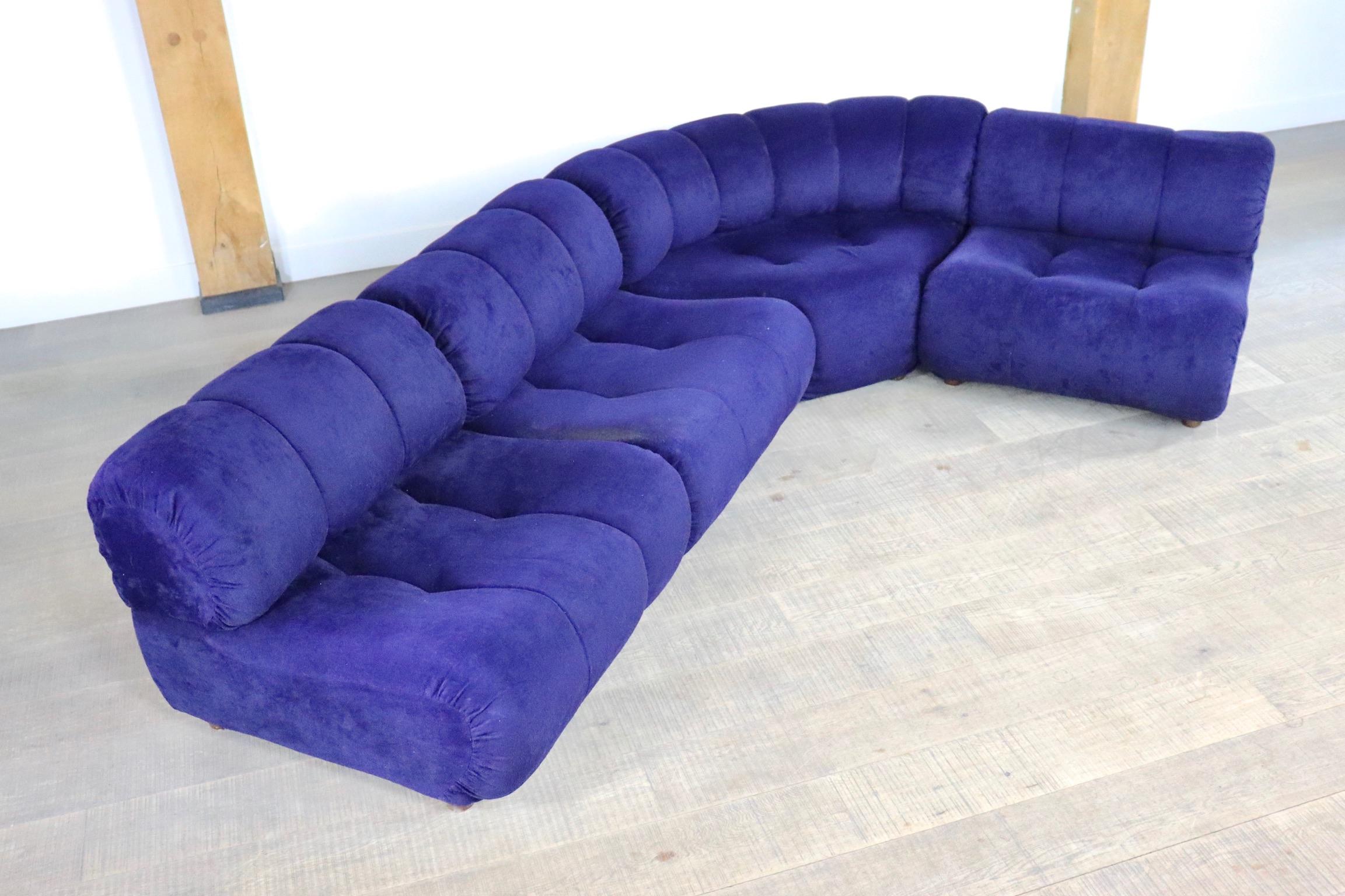 Rare sectional sofa by Giuseppe Munari for Poltrona Munari, Italy circa 1970. This luxurious sofa features 4 elements that can be arranged to in different set-ups to your own liking. The royal blue velvet upholstery is still original and in very