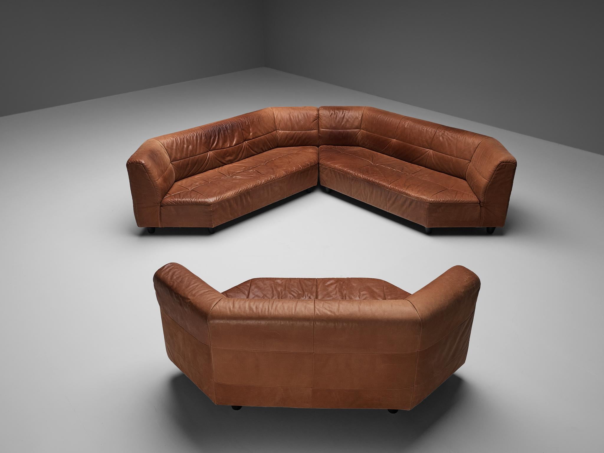 Postmoderne Grand canapé sectionnel géométrique en cuir cognac  en vente