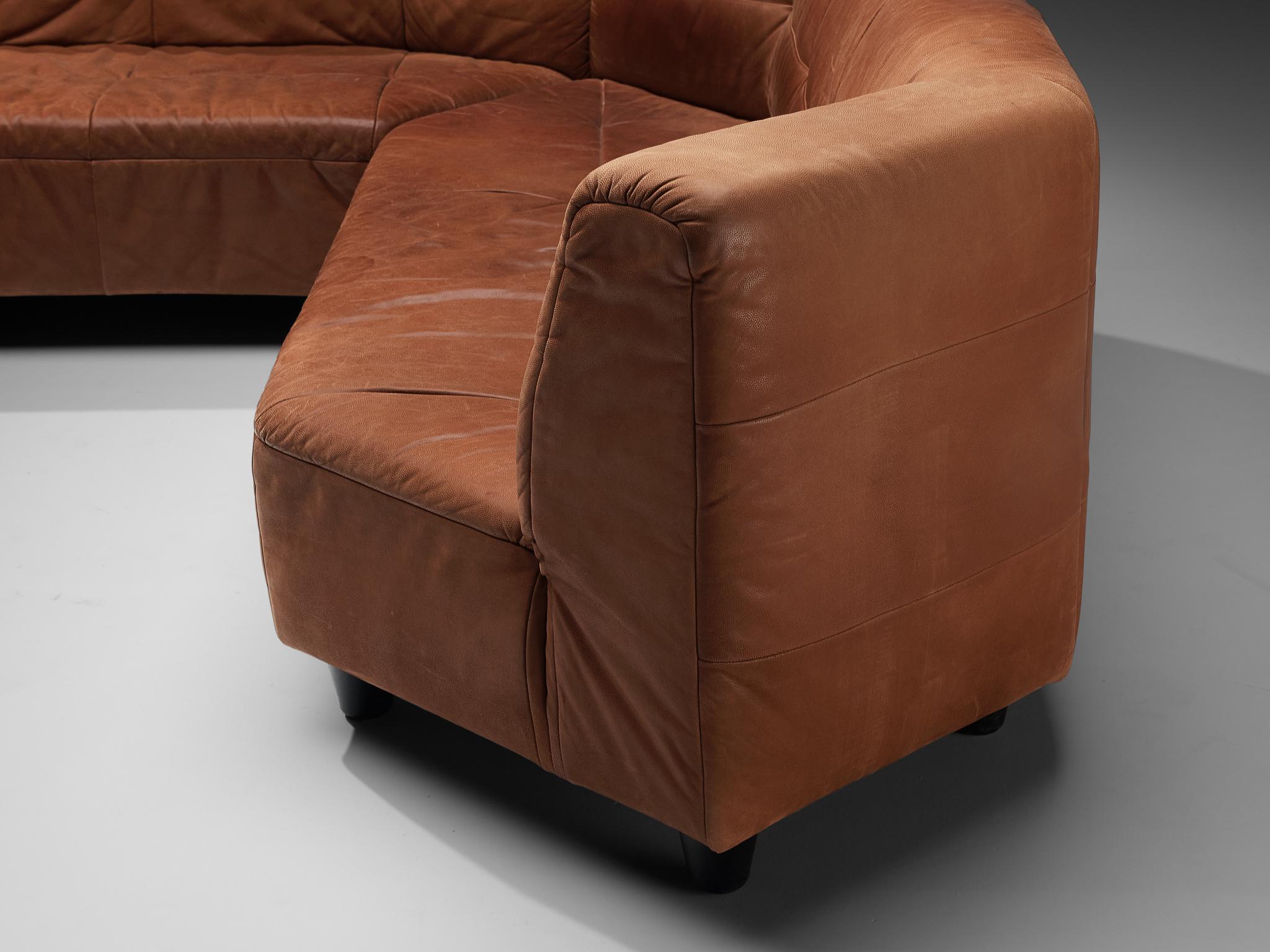 Grand canapé sectionnel géométrique en cuir cognac  Bon état - En vente à Waalwijk, NL