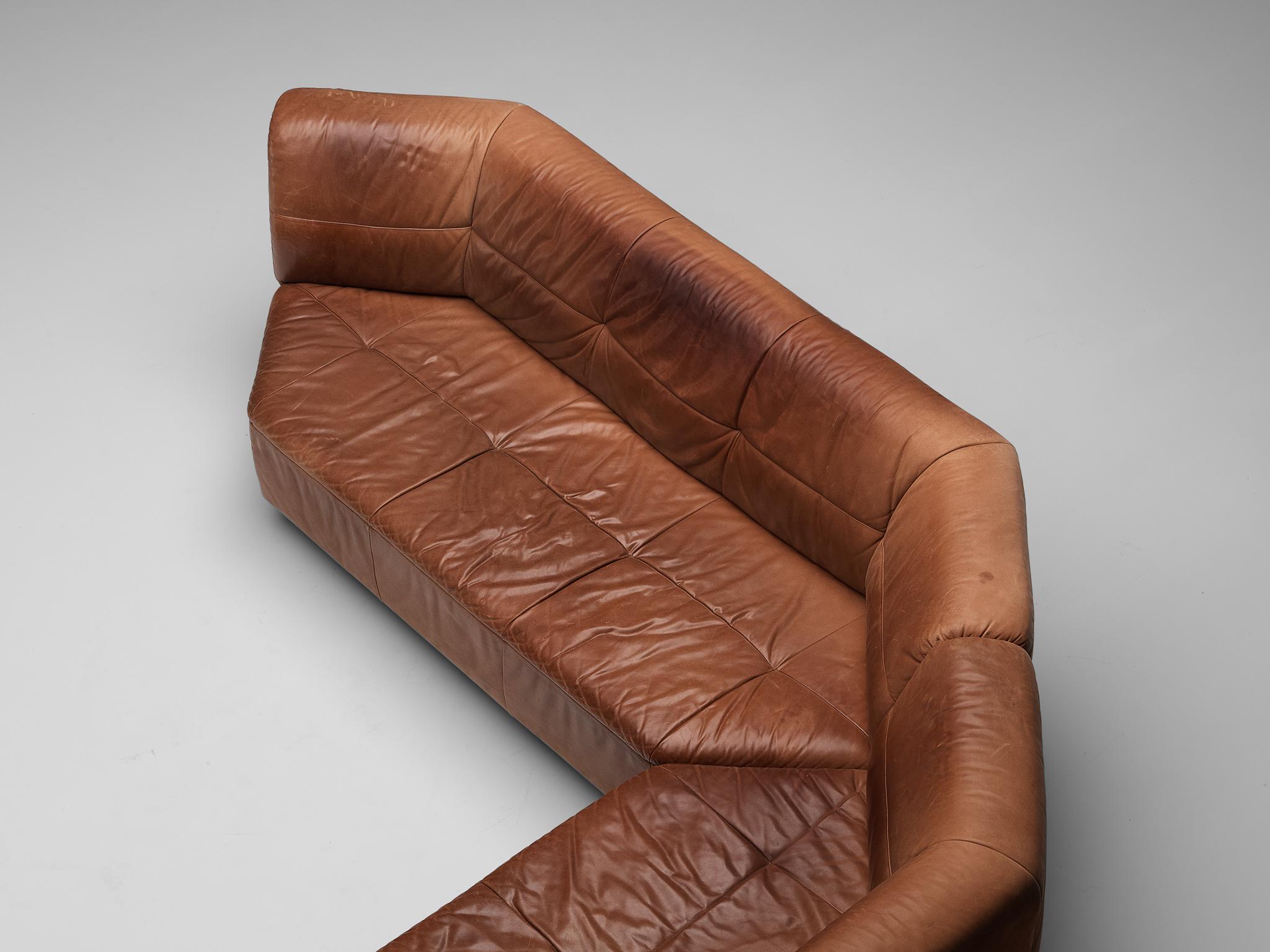 Grand canapé sectionnel géométrique en cuir cognac  en vente 1