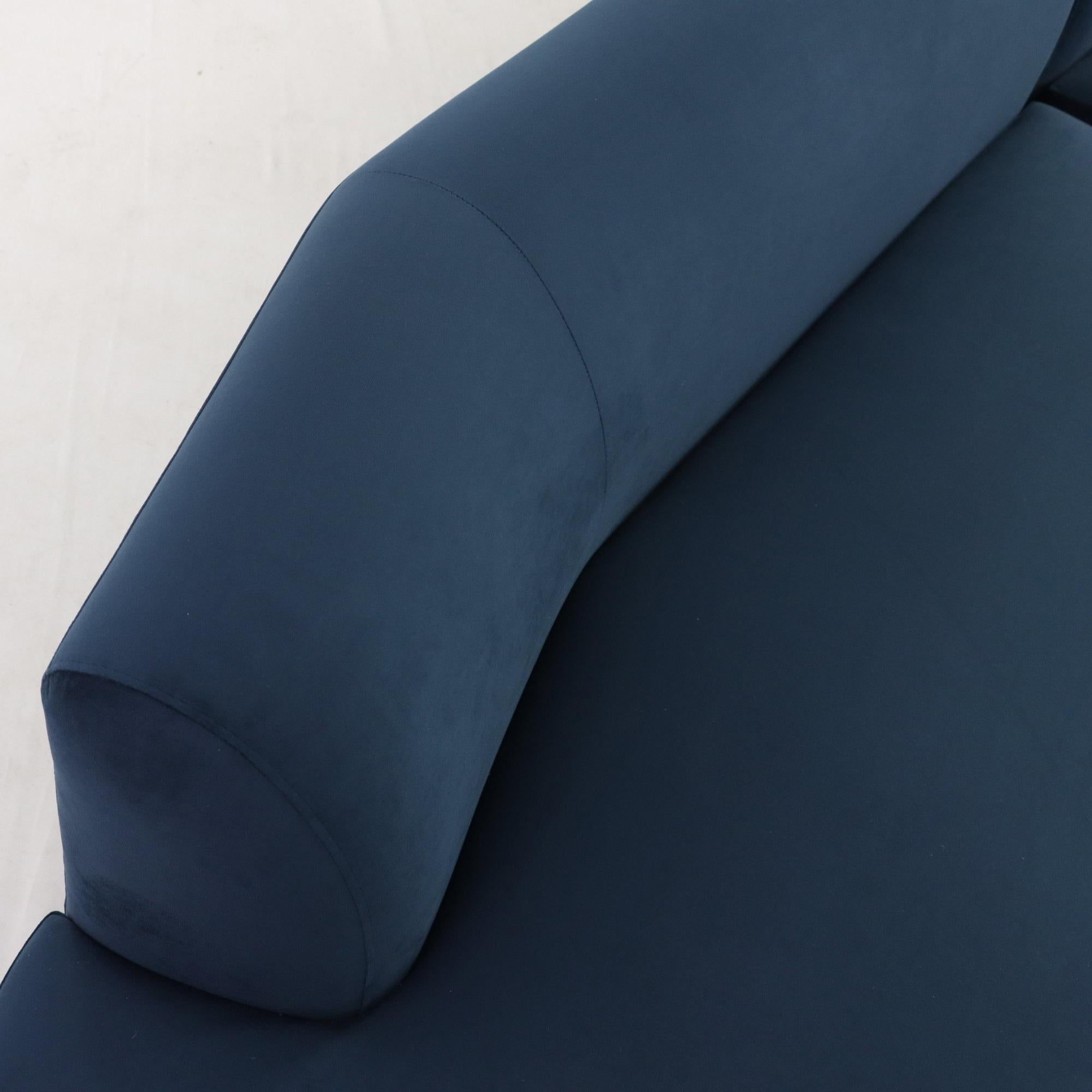 Divano componibile rivestito in velluto con base a zoccolo imbottita in vendita 2