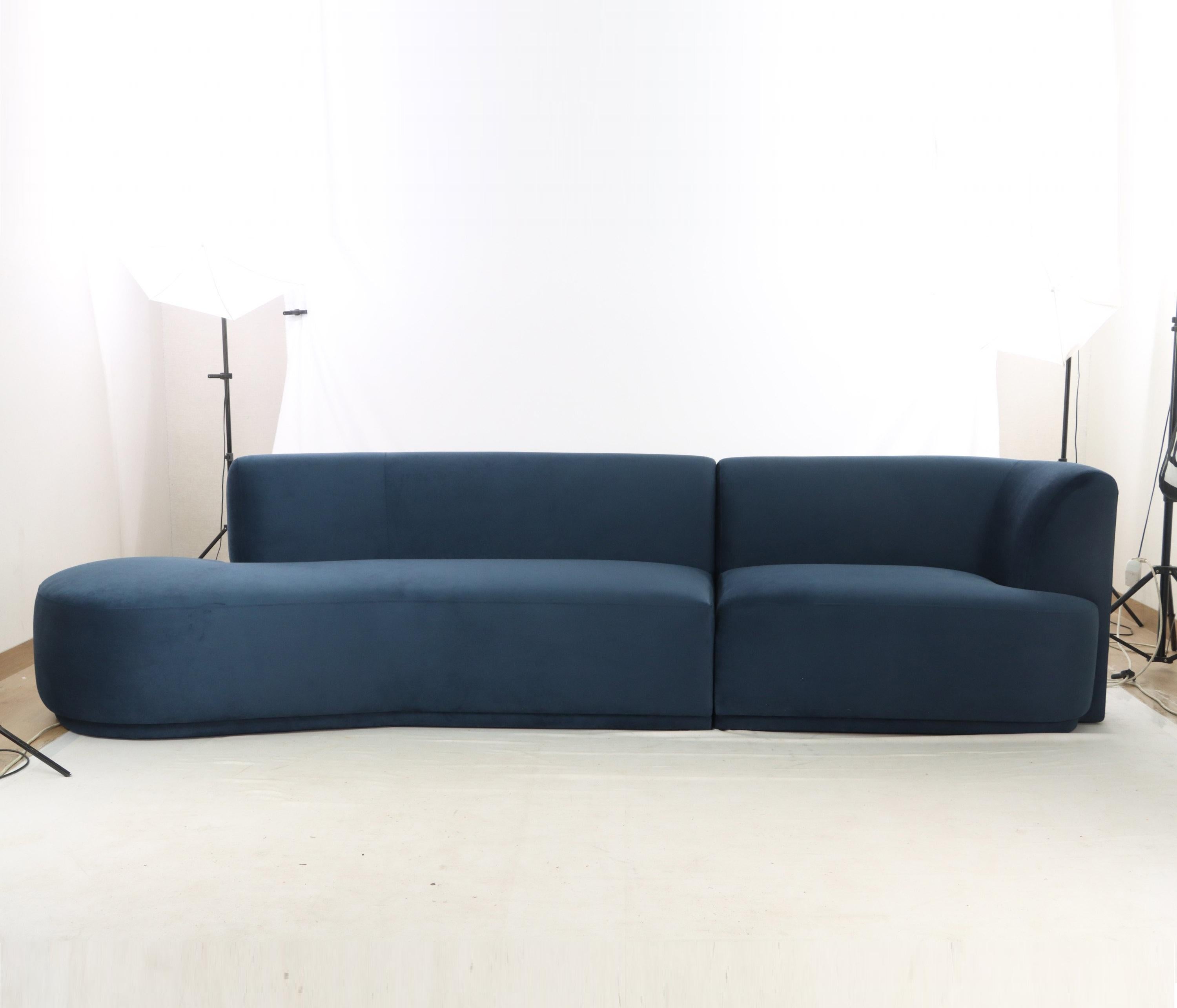 Divano componibile rivestito in velluto con base a zoccolo imbottita in vendita 3