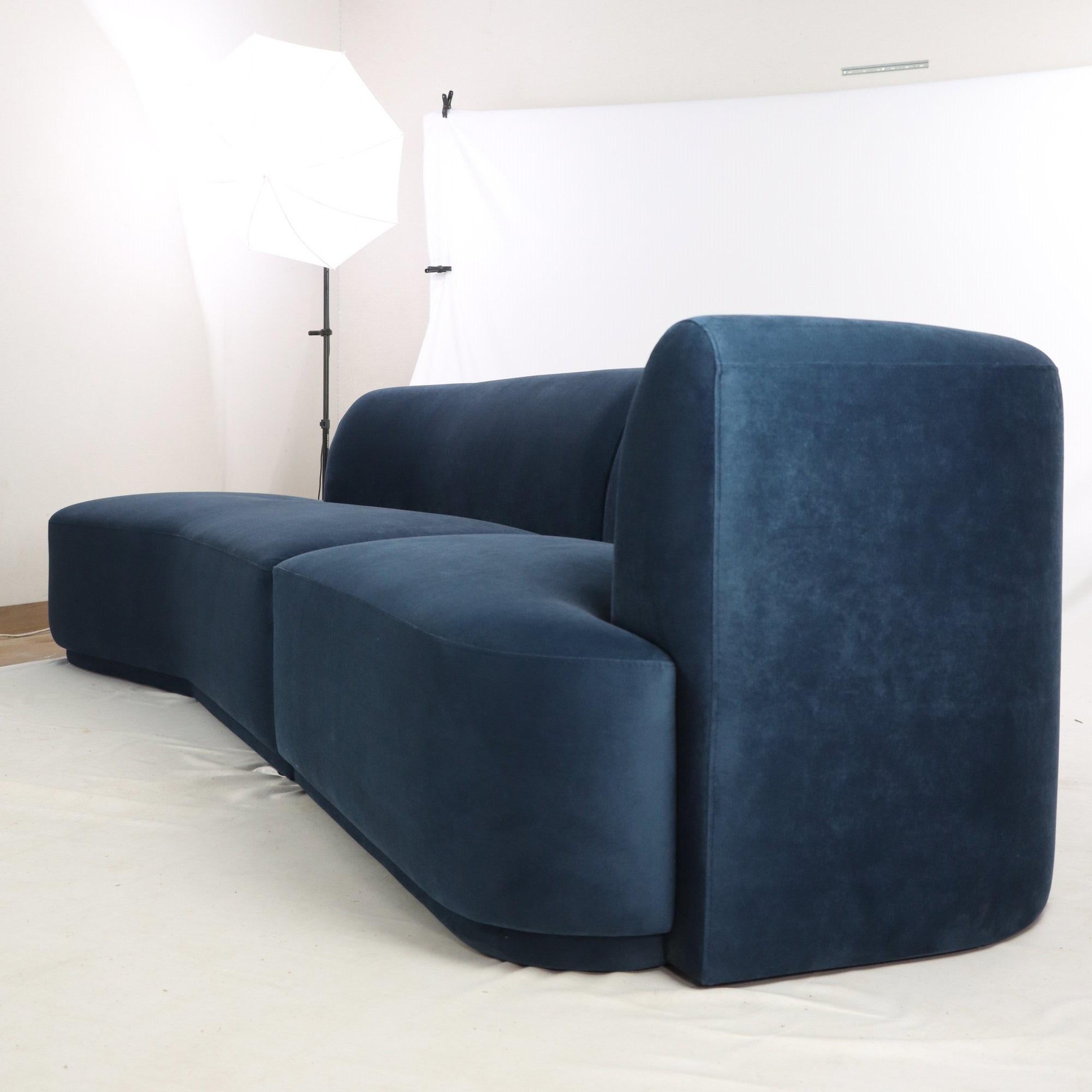 Divano componibile rivestito in velluto con base a zoccolo imbottita in vendita 5