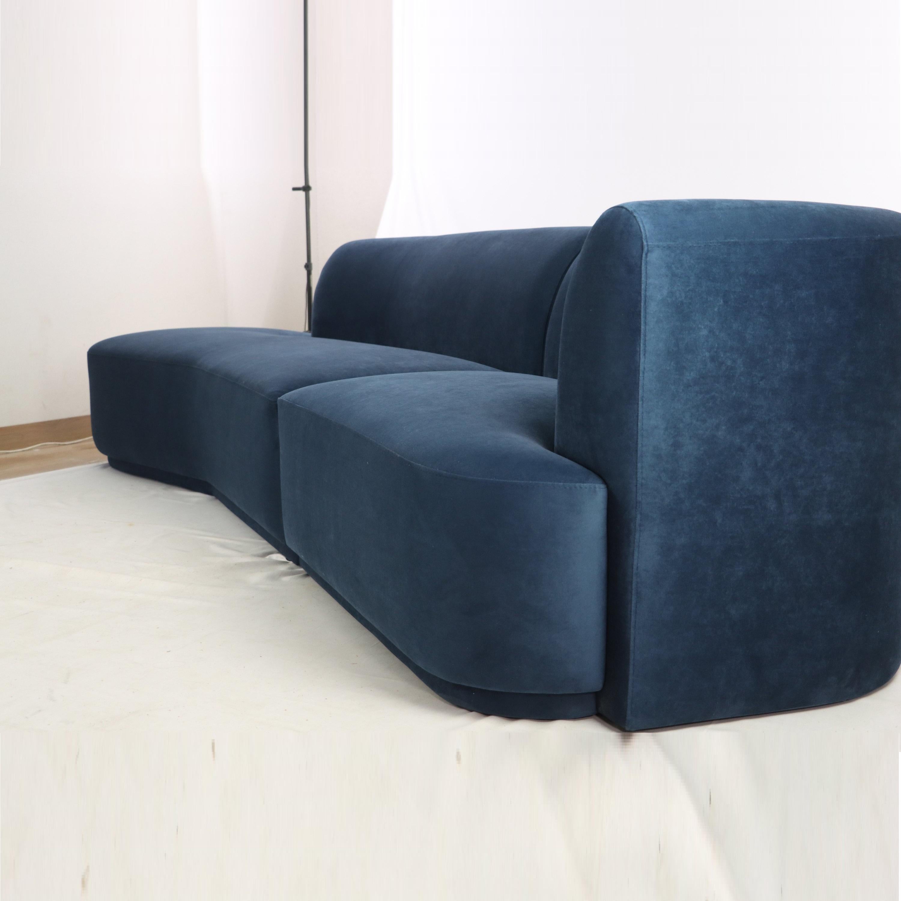 Divano componibile rivestito in velluto con base a zoccolo imbottita in vendita 6