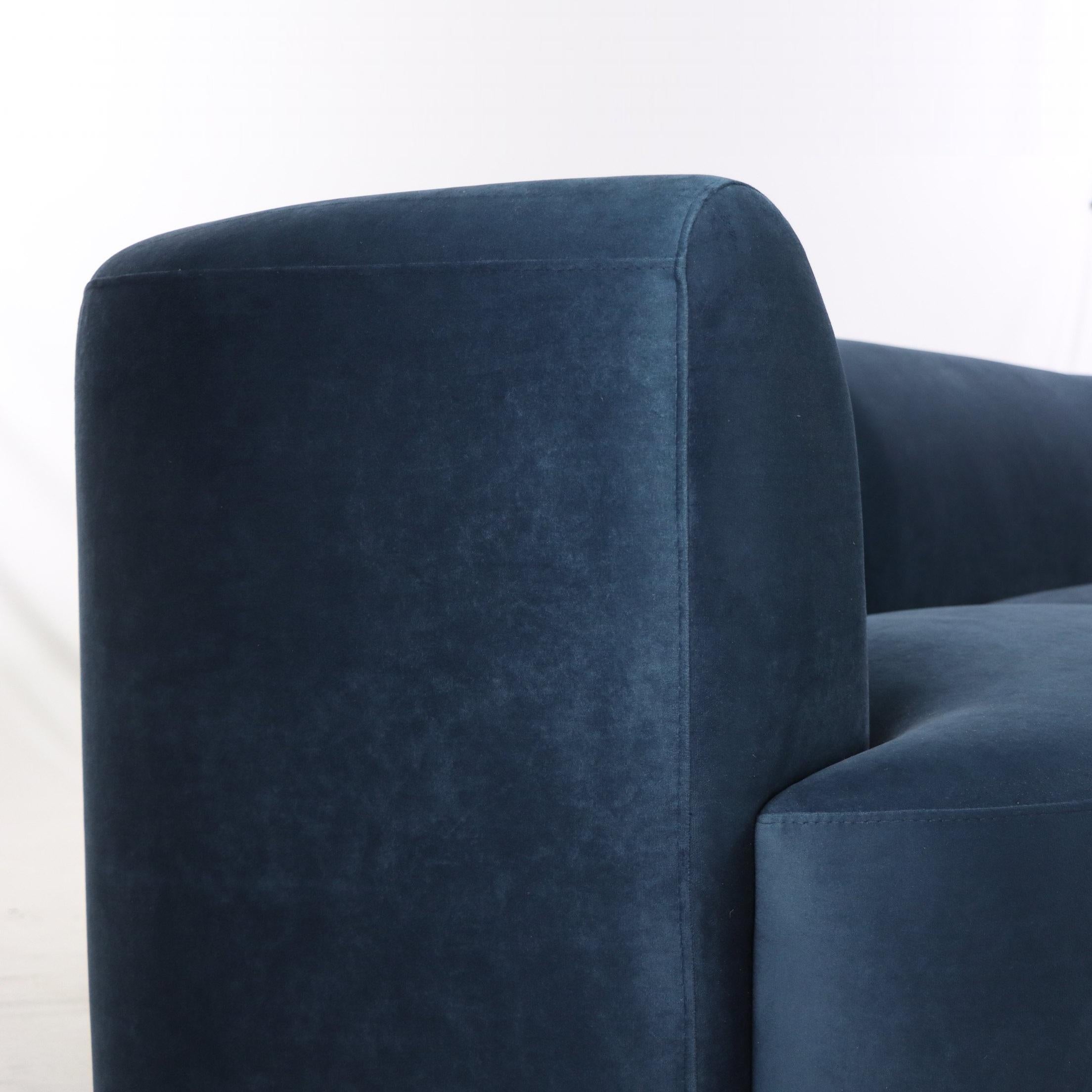 Divano componibile rivestito in velluto con base a zoccolo imbottita in vendita 9