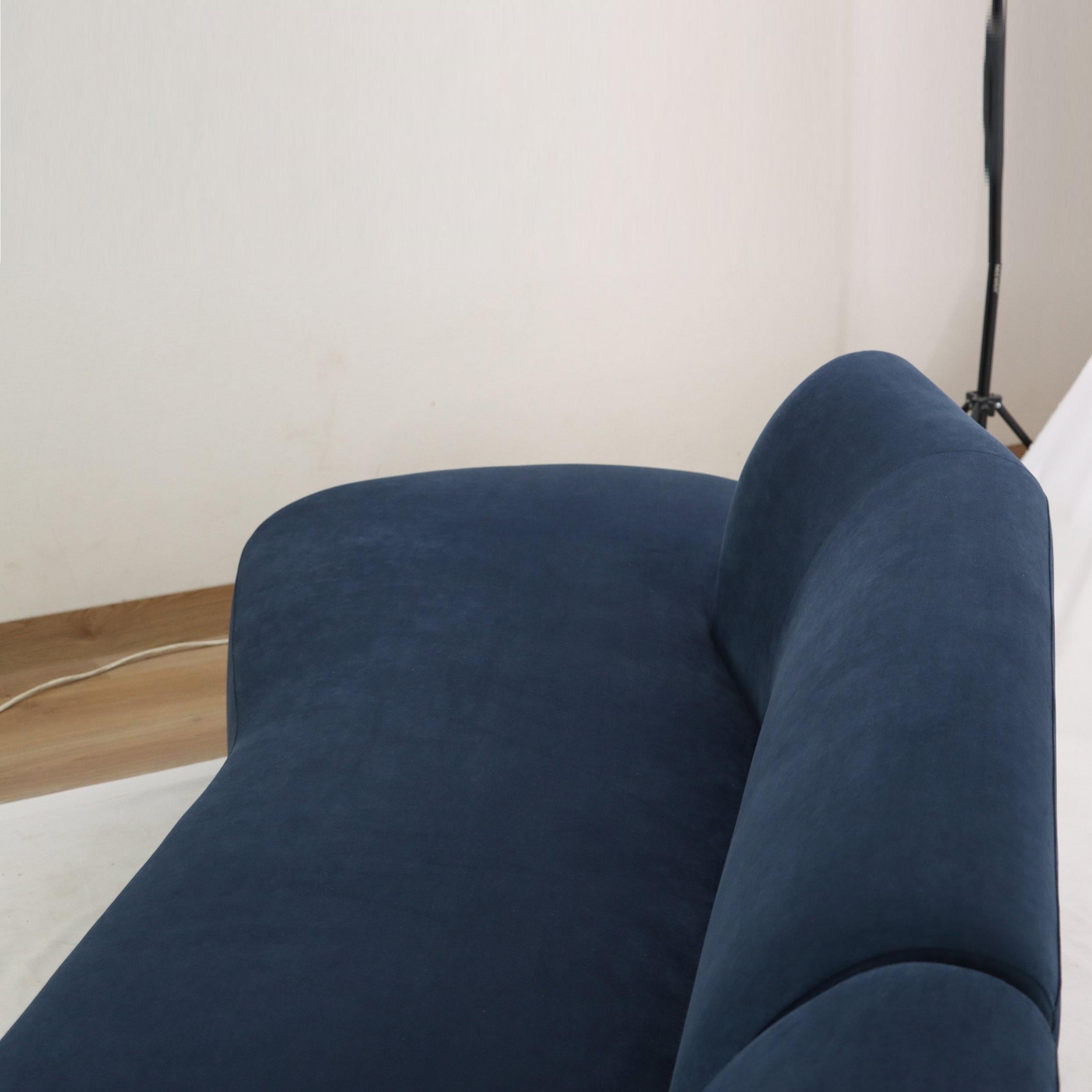 Divano componibile rivestito in velluto con base a zoccolo imbottita in vendita 10