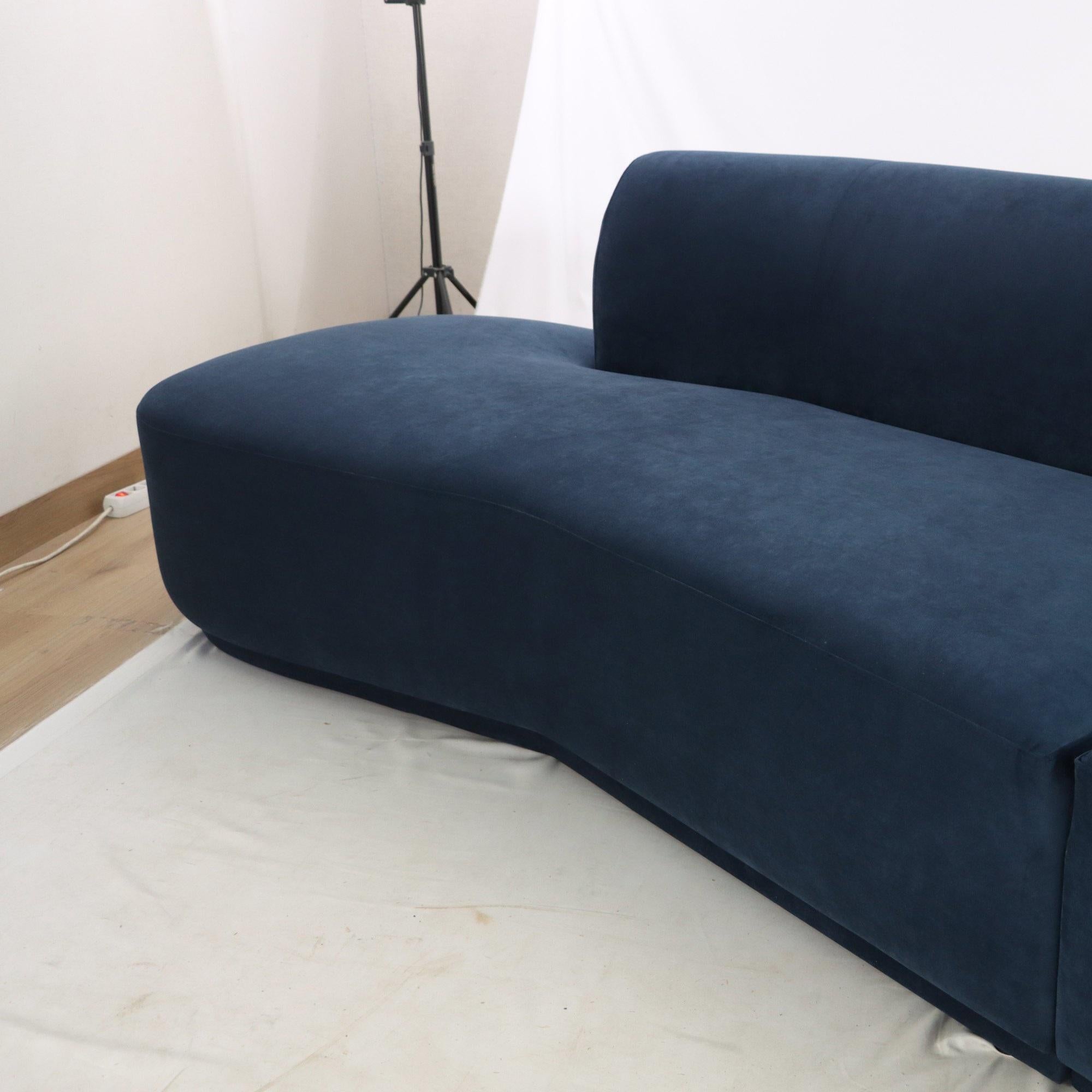 Divano componibile rivestito in velluto con base a zoccolo imbottita in vendita 11