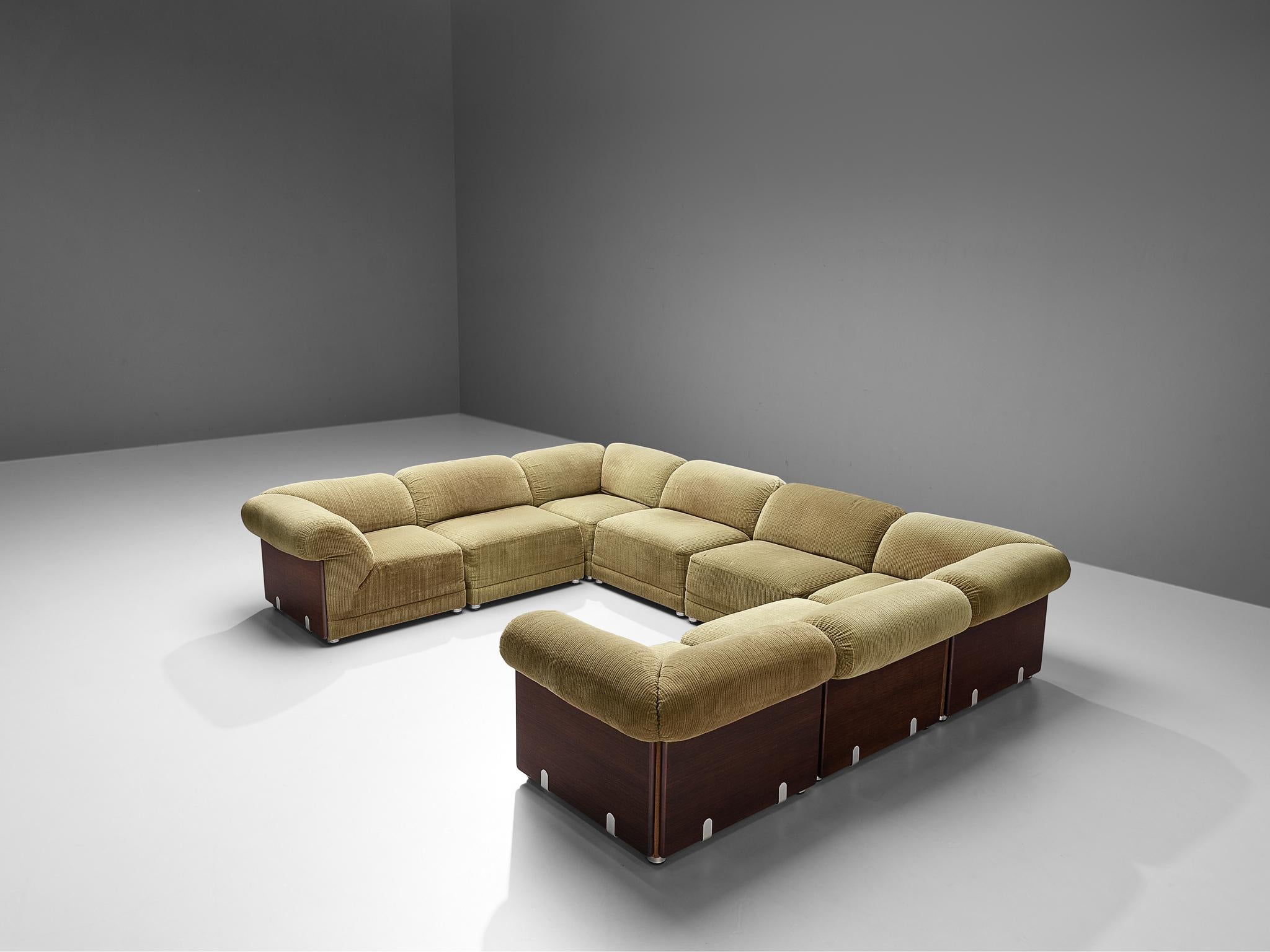 Sectional sofa, velvet upholstery, wood, metal, Italy, 1960s

With its eight seating elements, comfortable upholstery and two side tables this sectional sofa is highly versatile and adjustable to different situations. Four corner elements can be