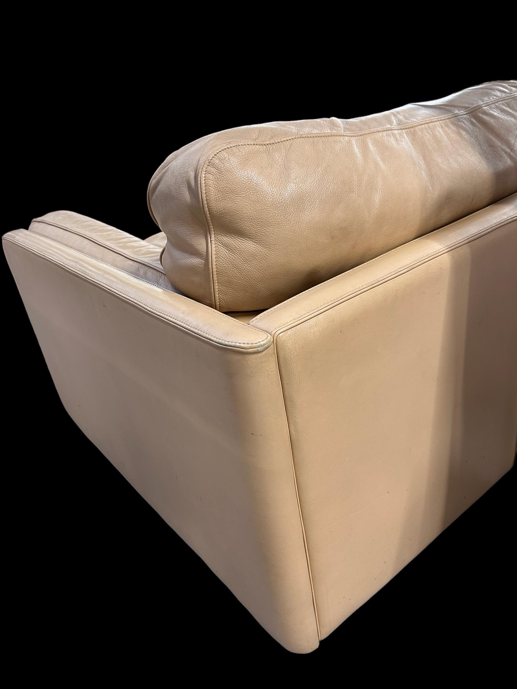 Sectionnal sofa Poltrona Frau with matching coffee table , model Socrates For Sale 6