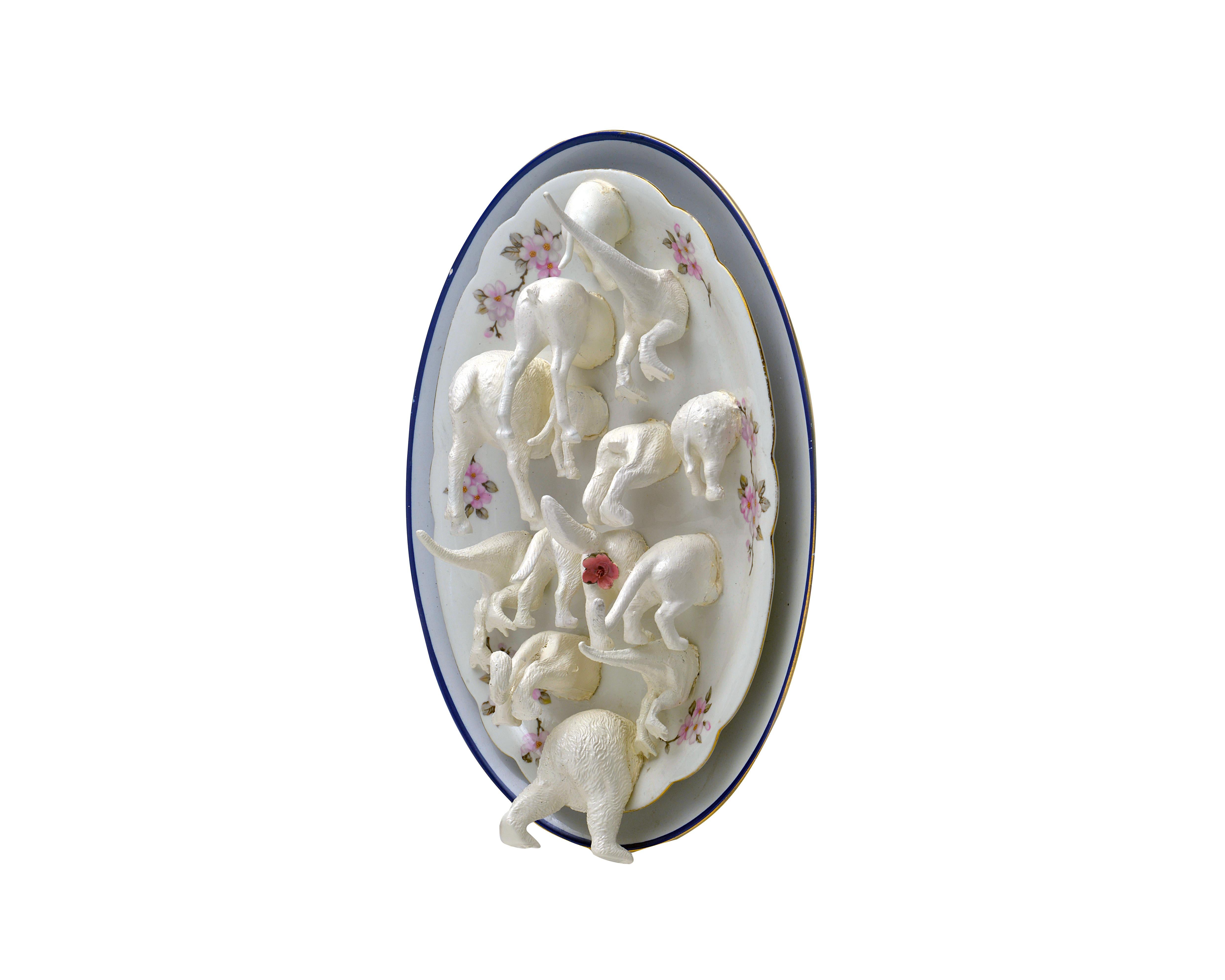 Komposition durchgeführt mit:
Ovale Servierplatte aus Keramik.
Herstellung: anonym
Ovale Servierplatte aus Keramik mit Blumendekor.
Herstellung: Bayern
Plastikspielzeug und Porzellanblumen.
Als ich ein Kind war, mochte ich Barbies, Elfen, Zwerge und