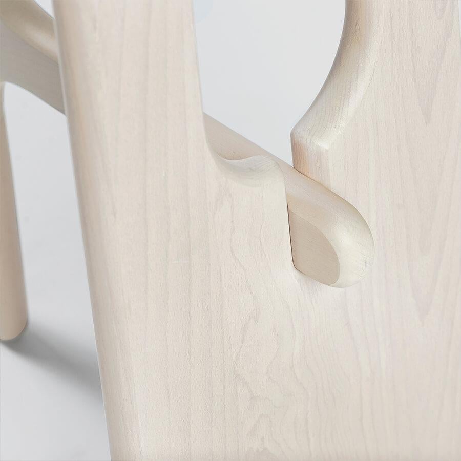 Sedes difumina la línea que separa la escultura del objeto funcional, redefiniendo el papel del mobiliario en los espacios contemporáneos. Parte de la colección Masa de Unicuo, este perchero se inspira en los monumentales dólmenes de la era