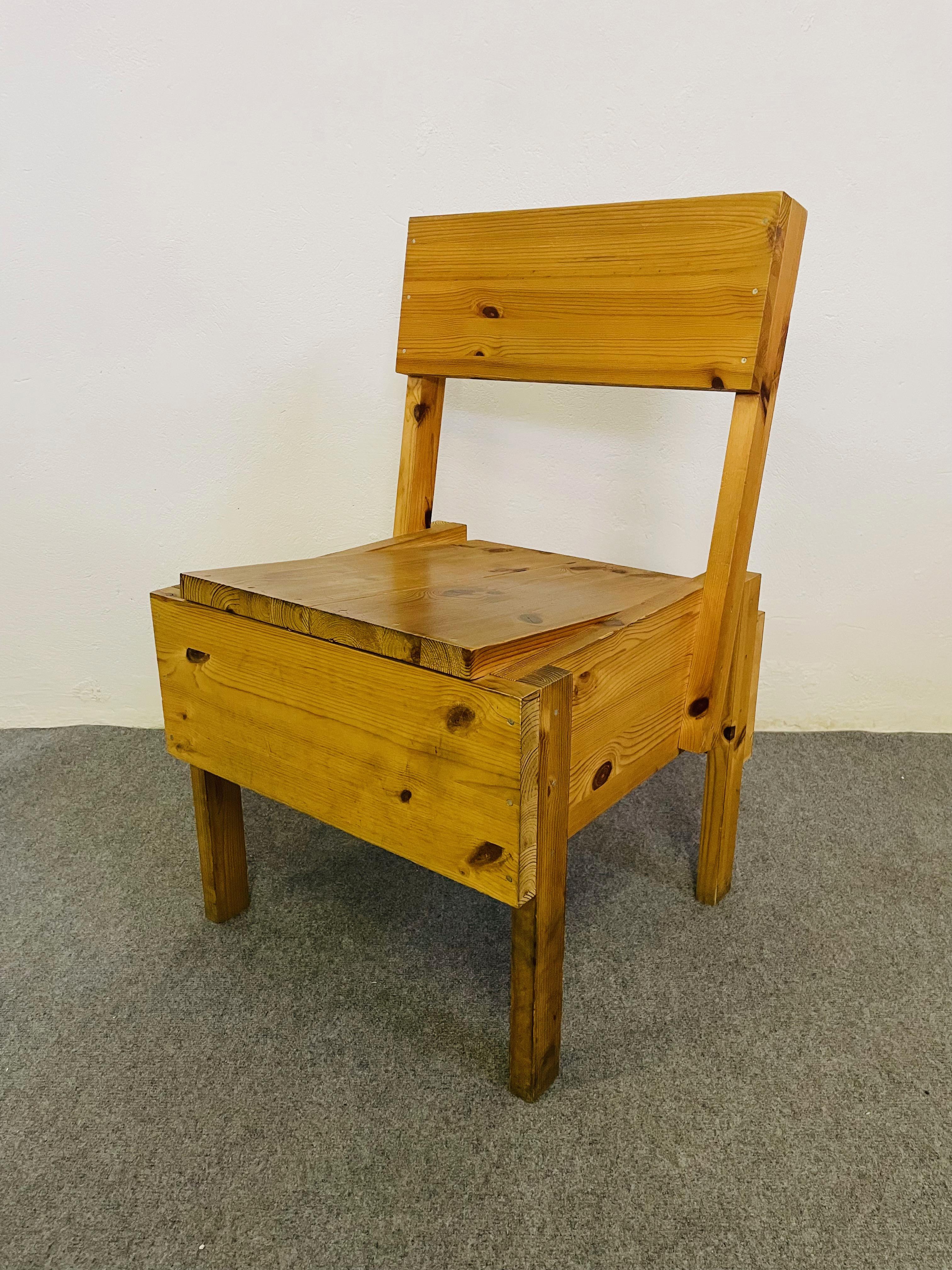 Stuhl Mod. Sedia 1 von Enzo Mari für Artek (Finnland), 2002. Der 1974 von Mari entworfene Chair 1 ist ein Manifest seiner Herangehensweise an das Möbeldesign, das sich auf Selbstproduktion und DIY konzentriert. Der Stuhl blieb jahrzehntelang im