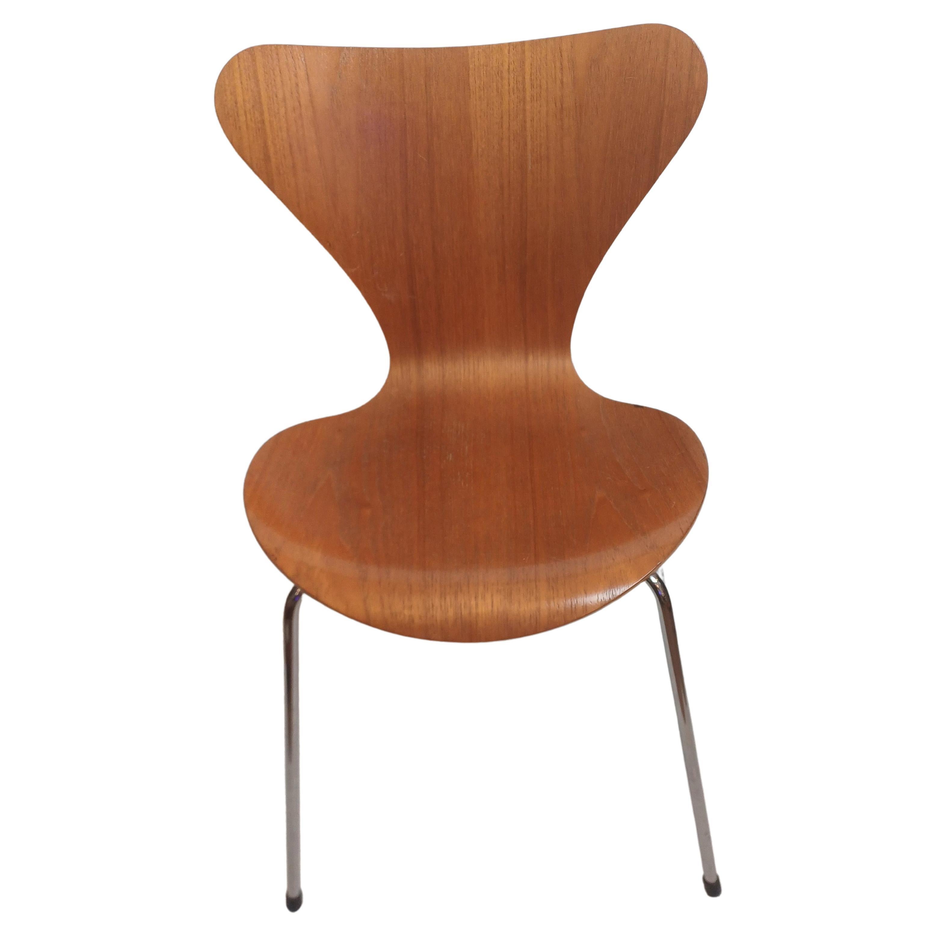 Stuhl Nr. 1 SERIE 7, 1955 von Arne Jacobsen entworfen und 1992 in Dänemark von Fritz Hansen hergestellt (mit Etikett). Gestell aus gebogenem, furniertem Sperrholz, Beine aus verchromtem Stahl. In gutem Zustand, mit einigen kleinen Gebrauchsspuren,