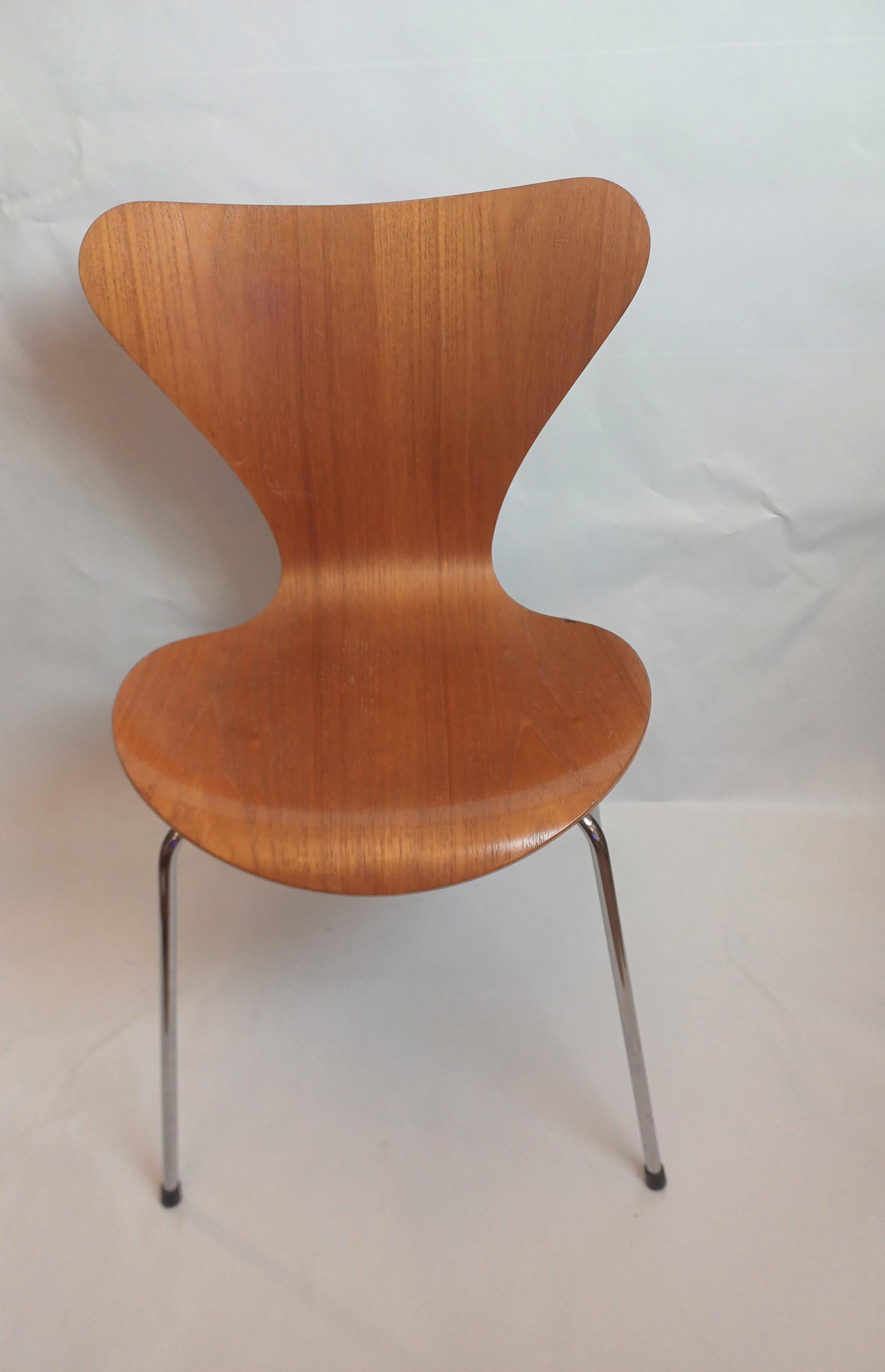 Chair (1) in wood Series 7 designer Arne Jacobsen production Fritz Hansen 1992 For Sale 1
