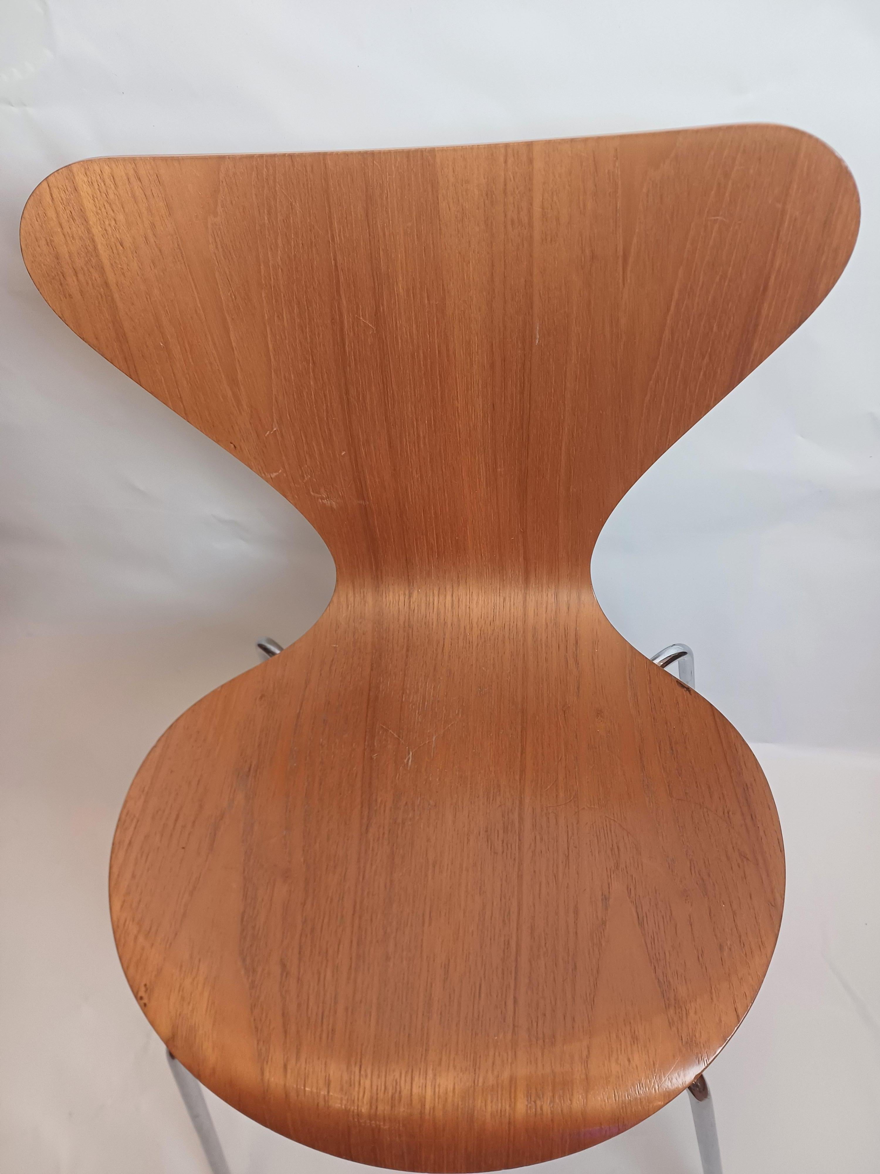 Chair (1) in wood Series 7 designer Arne Jacobsen production Fritz Hansen 1992 For Sale 2