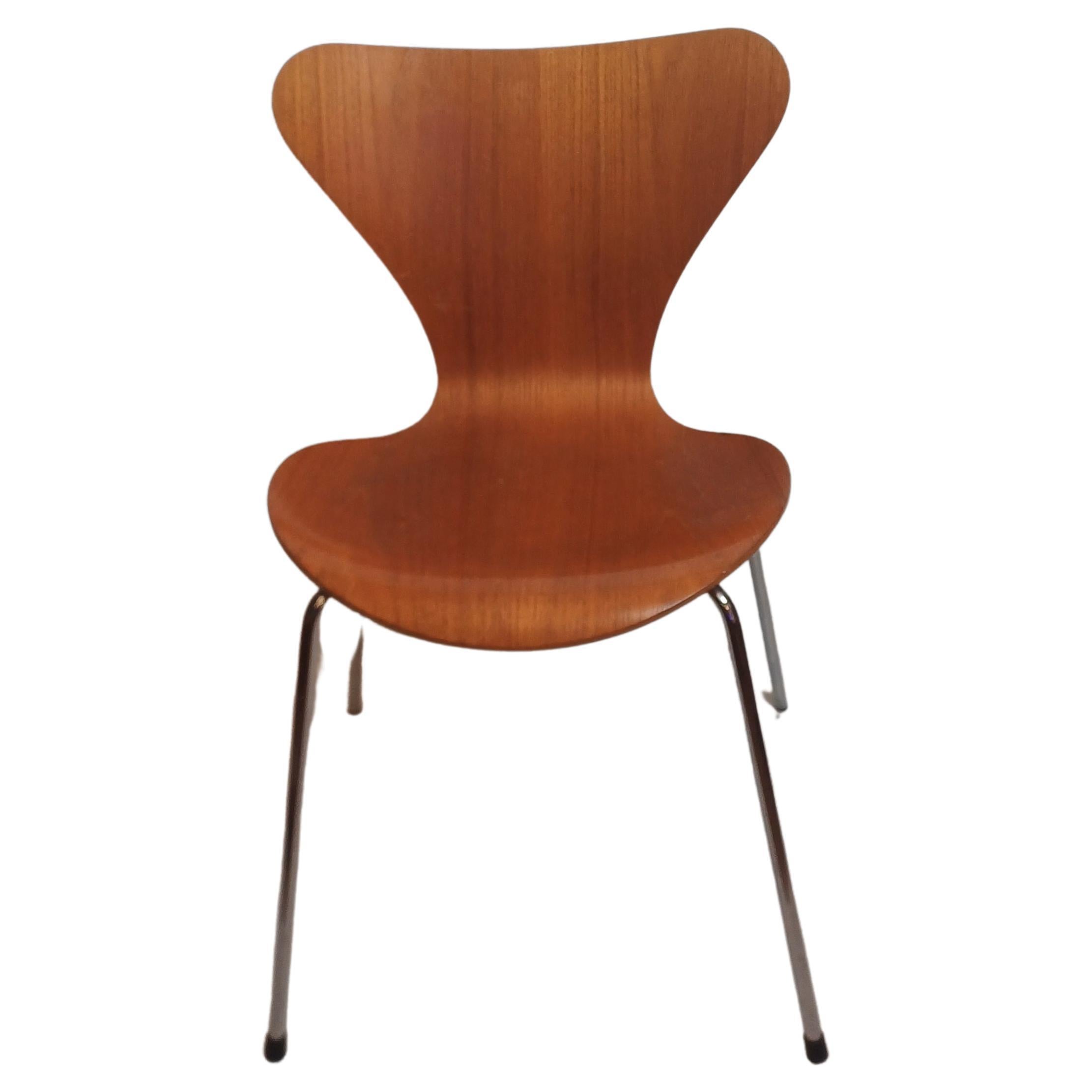 Chaise en bois (1) Série 7 designer Arne Jacobsen production Fritz Hansen 1992 en vente