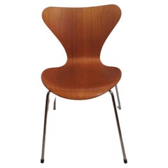 Chair (1) in wood Series 7 designer Arne Jacobsen production Fritz Hansen 1992