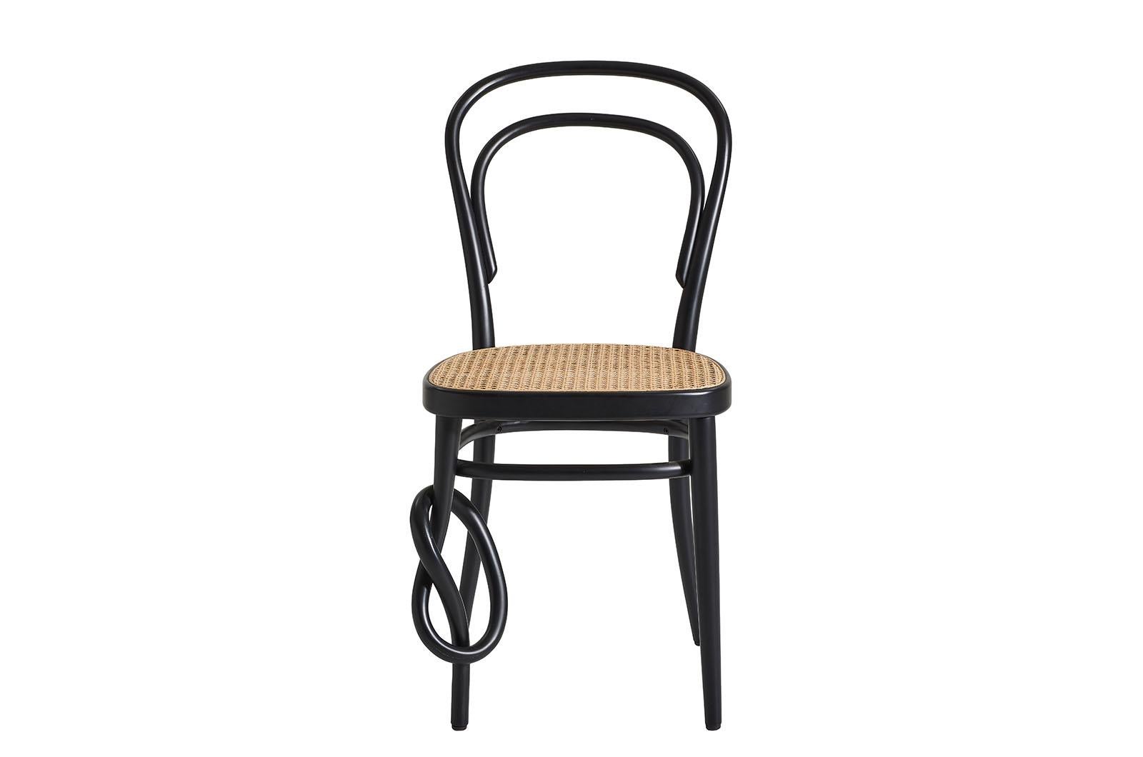 The famous coffee chair designed by Michael Thonet in 1859 is still considered the world's most successful industrial product. It marks the beginning of the history of modern furniture. Its production was based on a completely new technique for the