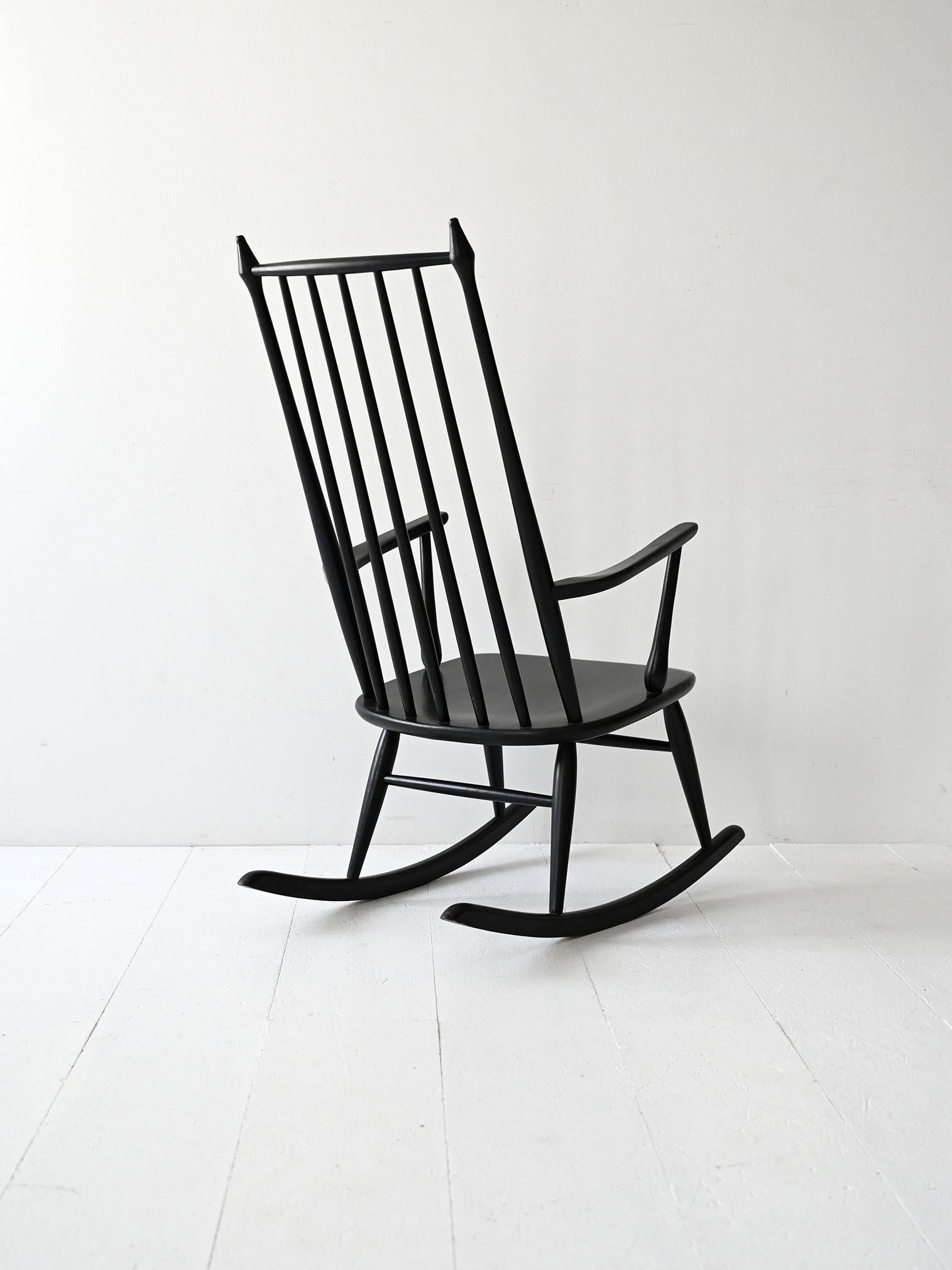 Scandinave moderne Fauteuil à bascule danois vintage de style Windsor en vente