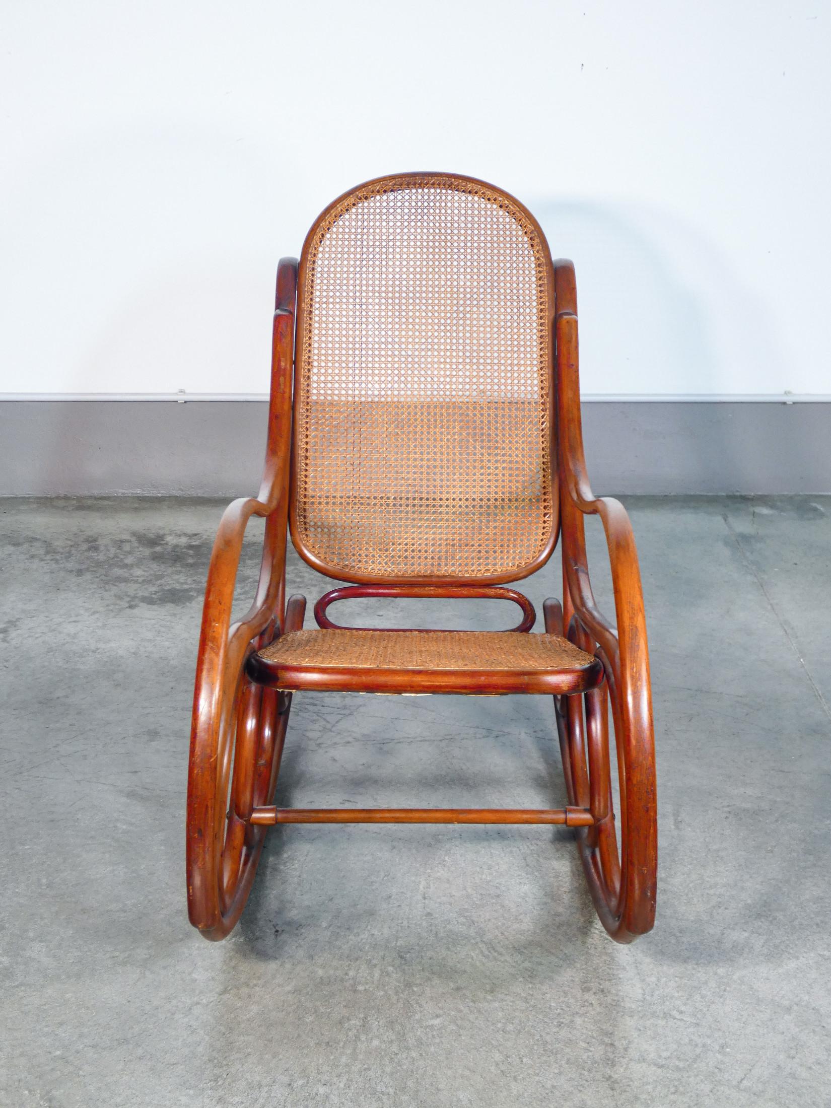 Chaise à bascule Gebrüder THONET mod. 4, en bois courbé et paille. Fin du XIXe siècle. en vente 4