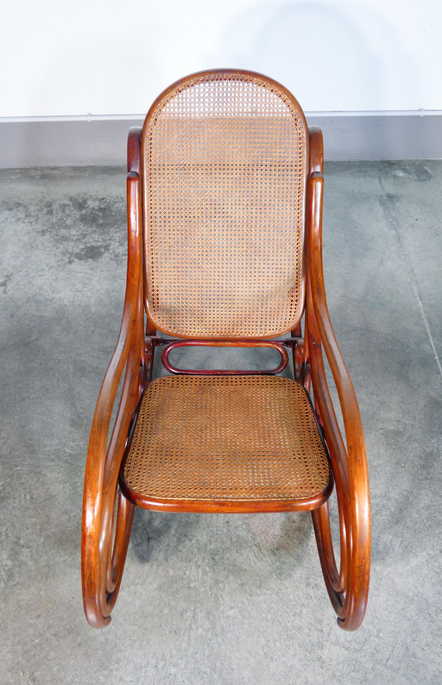 Chaise à bascule Gebrüder THONET mod. 4, en bois courbé et paille. Fin du XIXe siècle. en vente 5