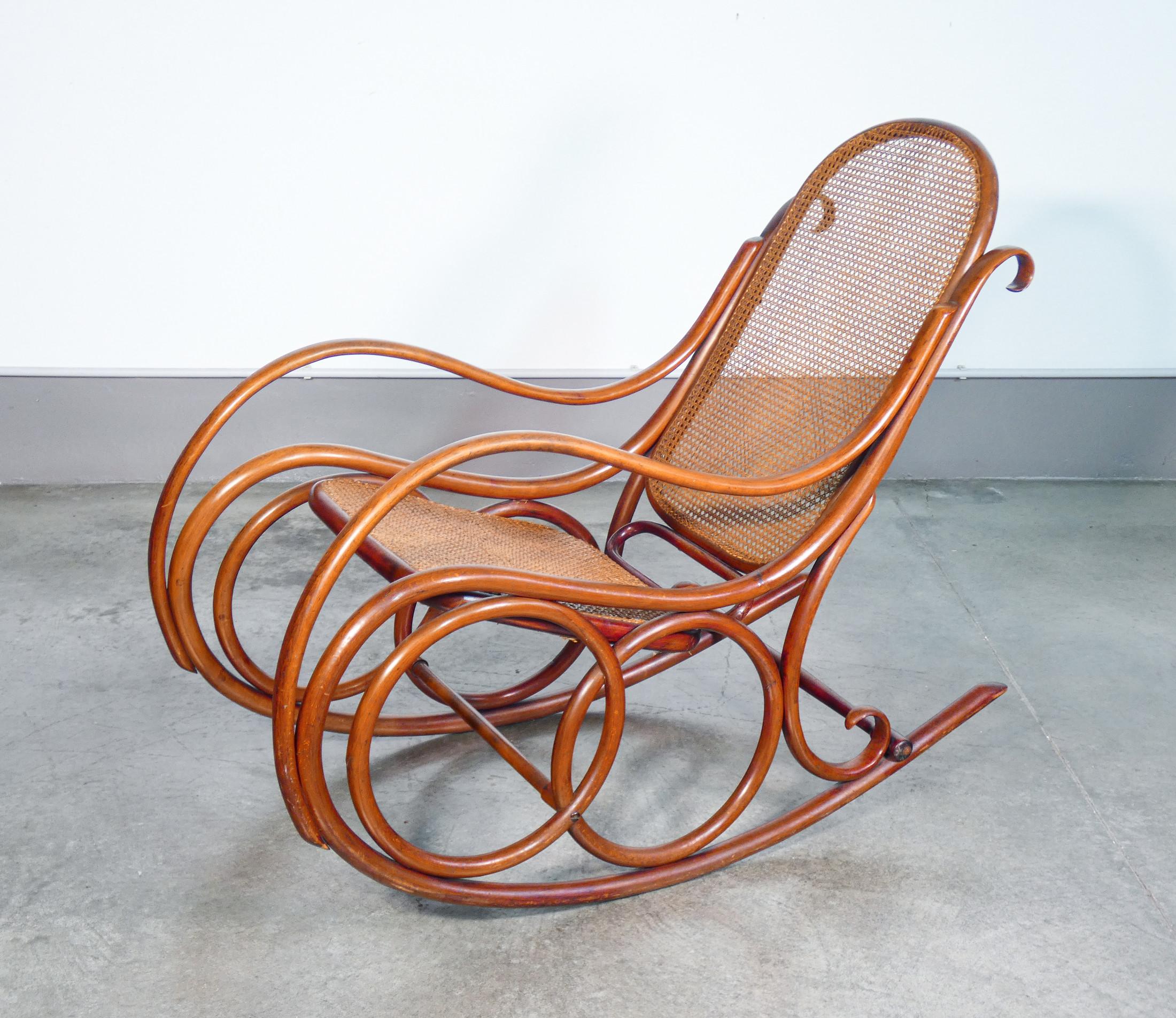 Fauteuil à bascule
Gebrüder THONET
modèle n° 4
en bois de hêtre courbé.

ORIGINE
Autriche

PÉRIODE
Fin du XIXe siècle,
Début du 20e siècle

MARQUE
Gebrüder THONET

MODÈLE
N° 4

MATÉRIAUX
Bois de hêtre courbé,
paille de Vienne

DIMENSIONS
Hauteur :