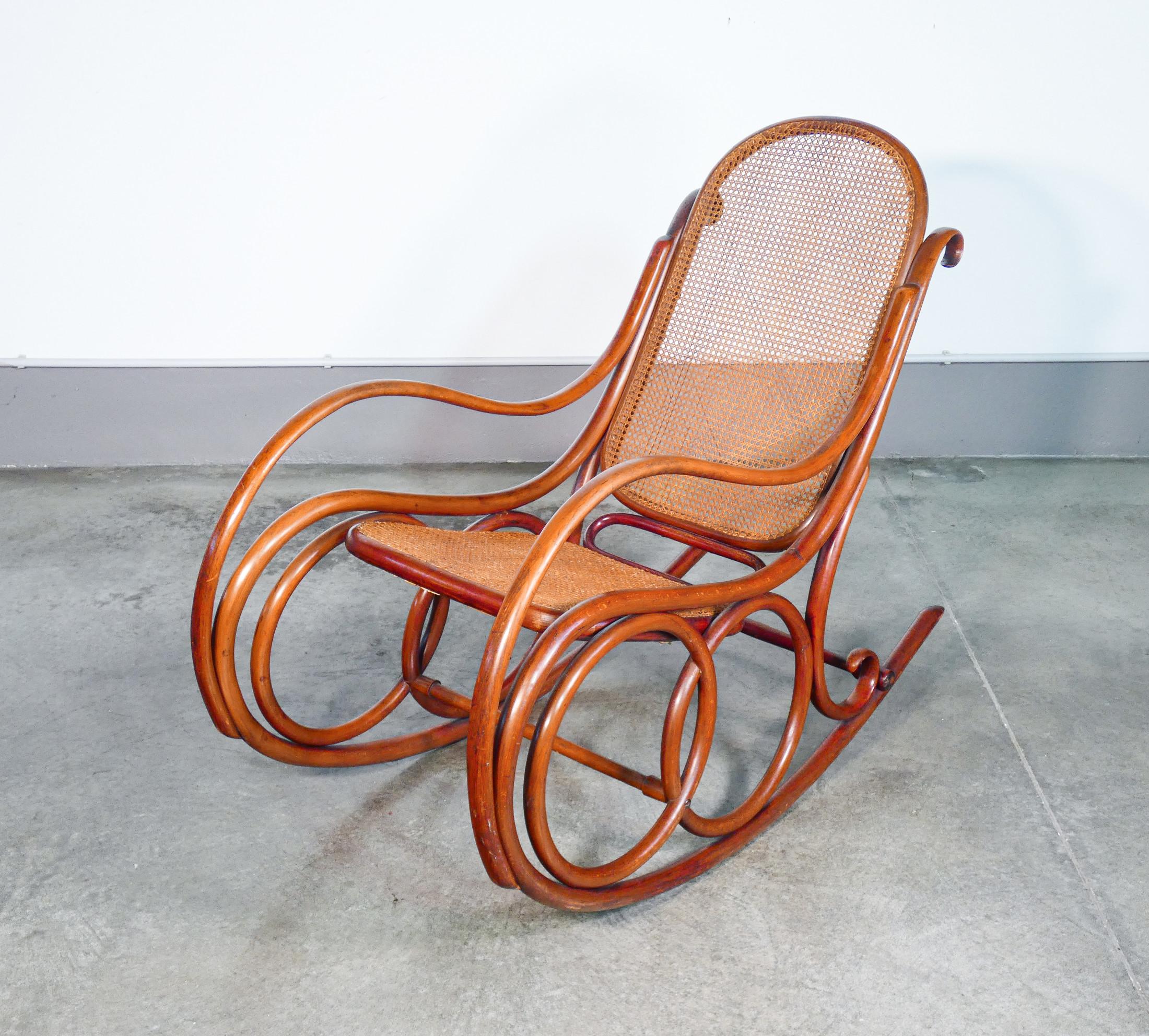 Austrian Chaise à bascule Gebrüder THONET mod. 4, en bois courbé et paille. Fin du XIXe siècle. en vente