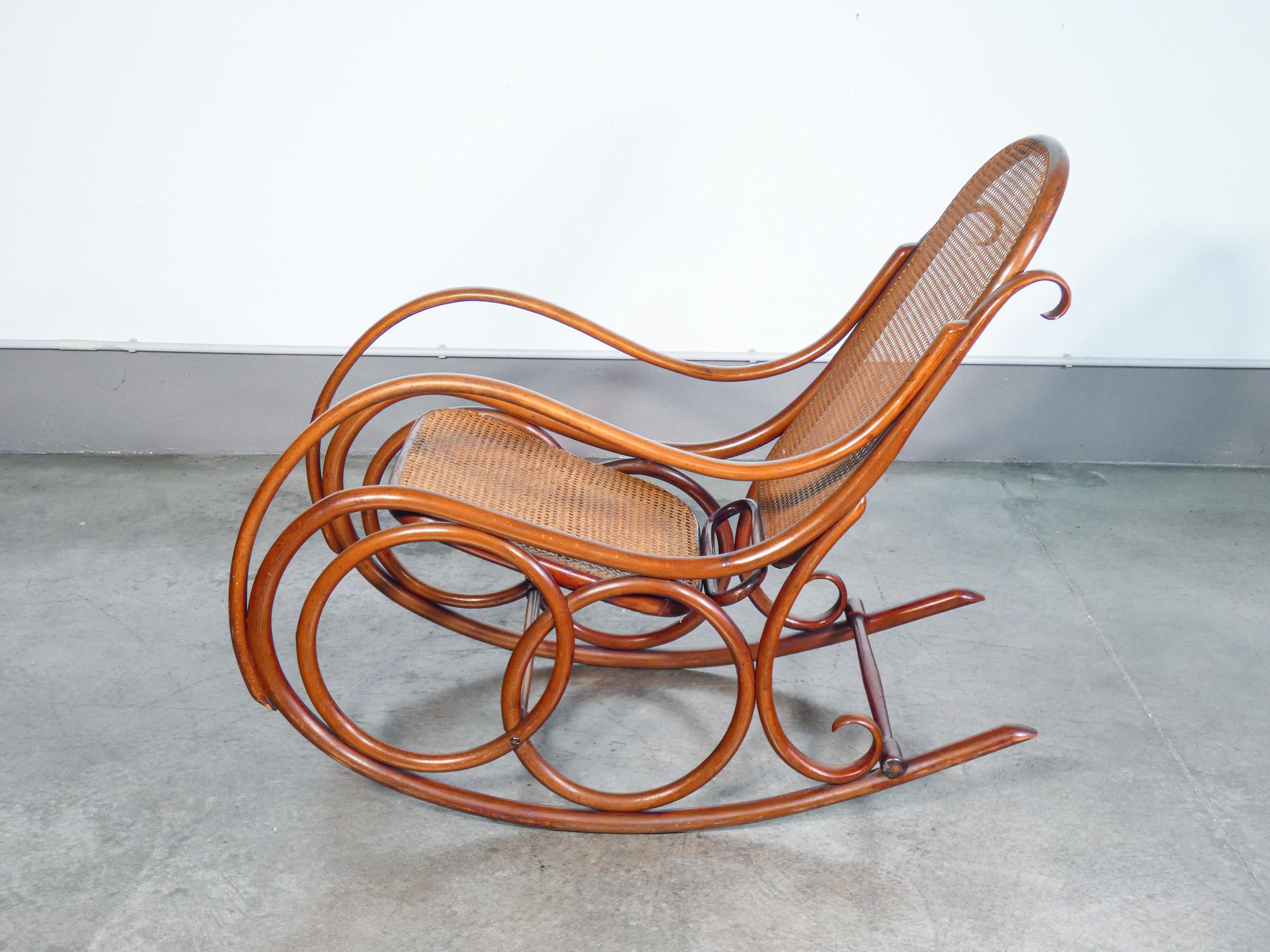 Chaise à bascule Gebrüder THONET mod. 4, en bois courbé et paille. Fin du XIXe siècle. Bon état - En vente à Torino, IT