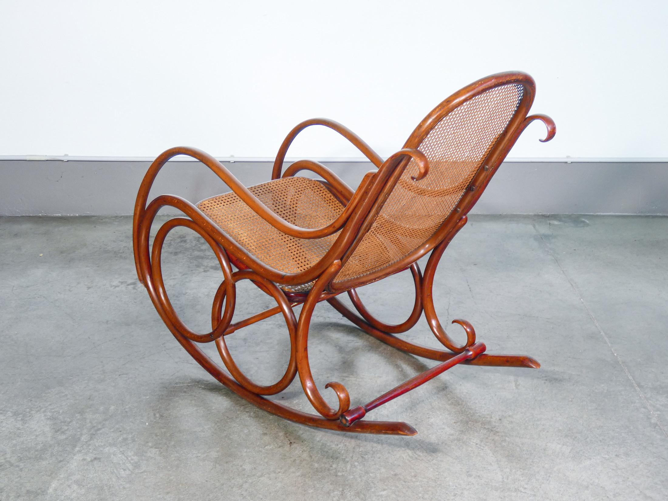 19th Century Chaise à bascule Gebrüder THONET mod. 4, en bois courbé et paille. Fin du XIXe siècle. en vente