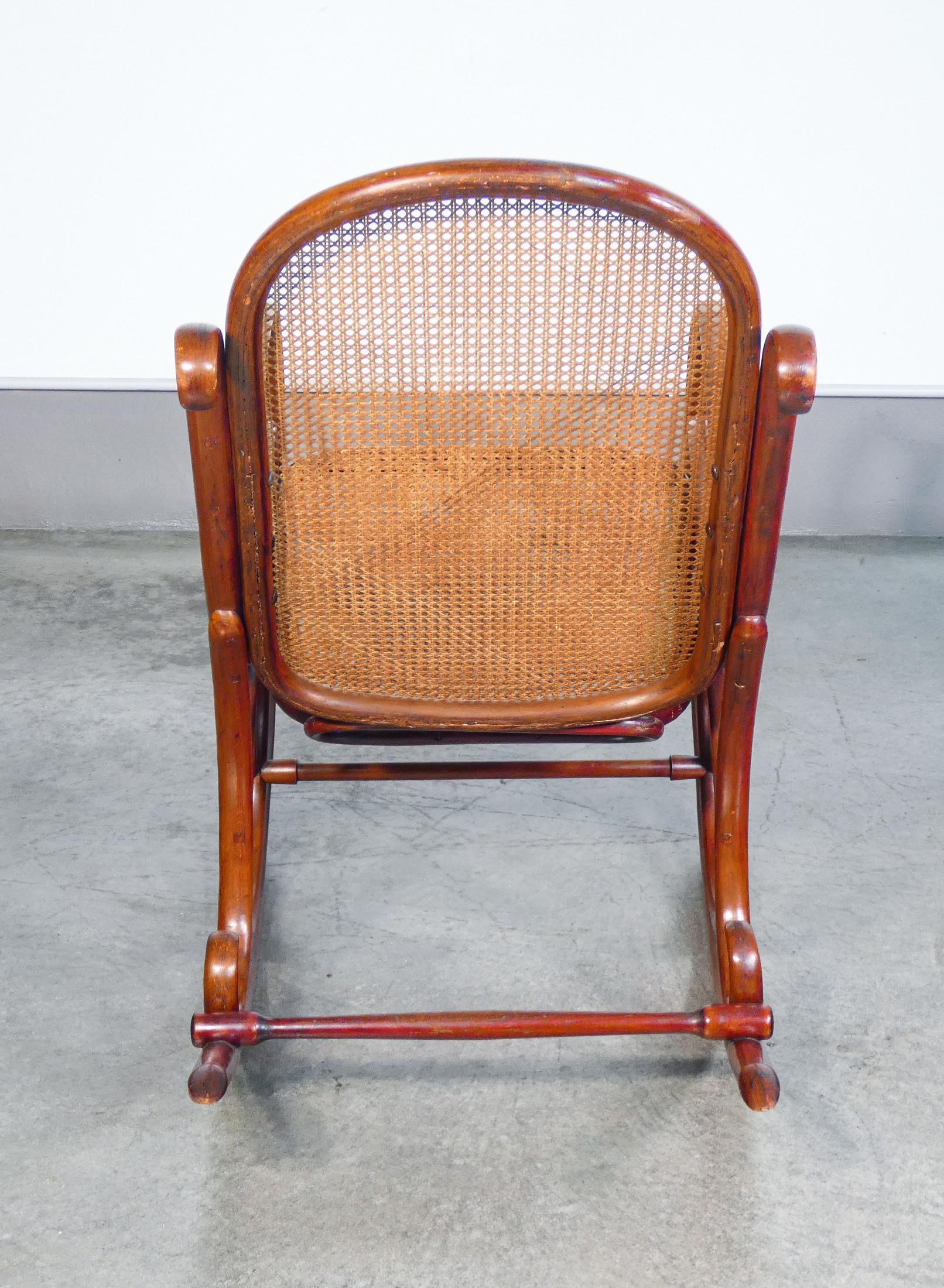 Paille Chaise à bascule Gebrüder THONET mod. 4, en bois courbé et paille. Fin du XIXe siècle. en vente