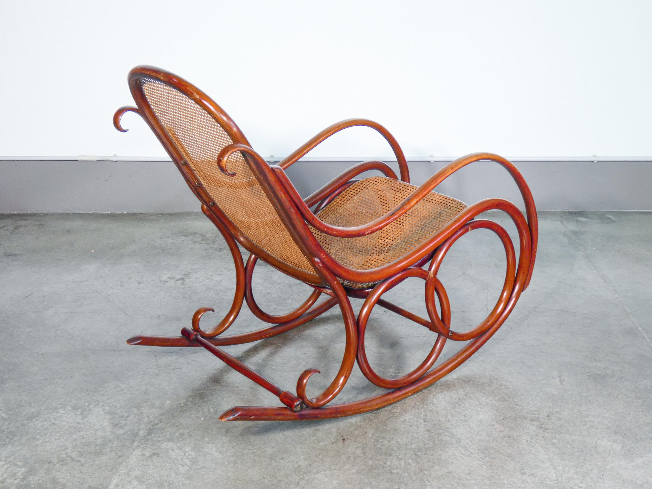 Chaise à bascule Gebrüder THONET mod. 4, en bois courbé et paille. Fin du XIXe siècle. en vente 1