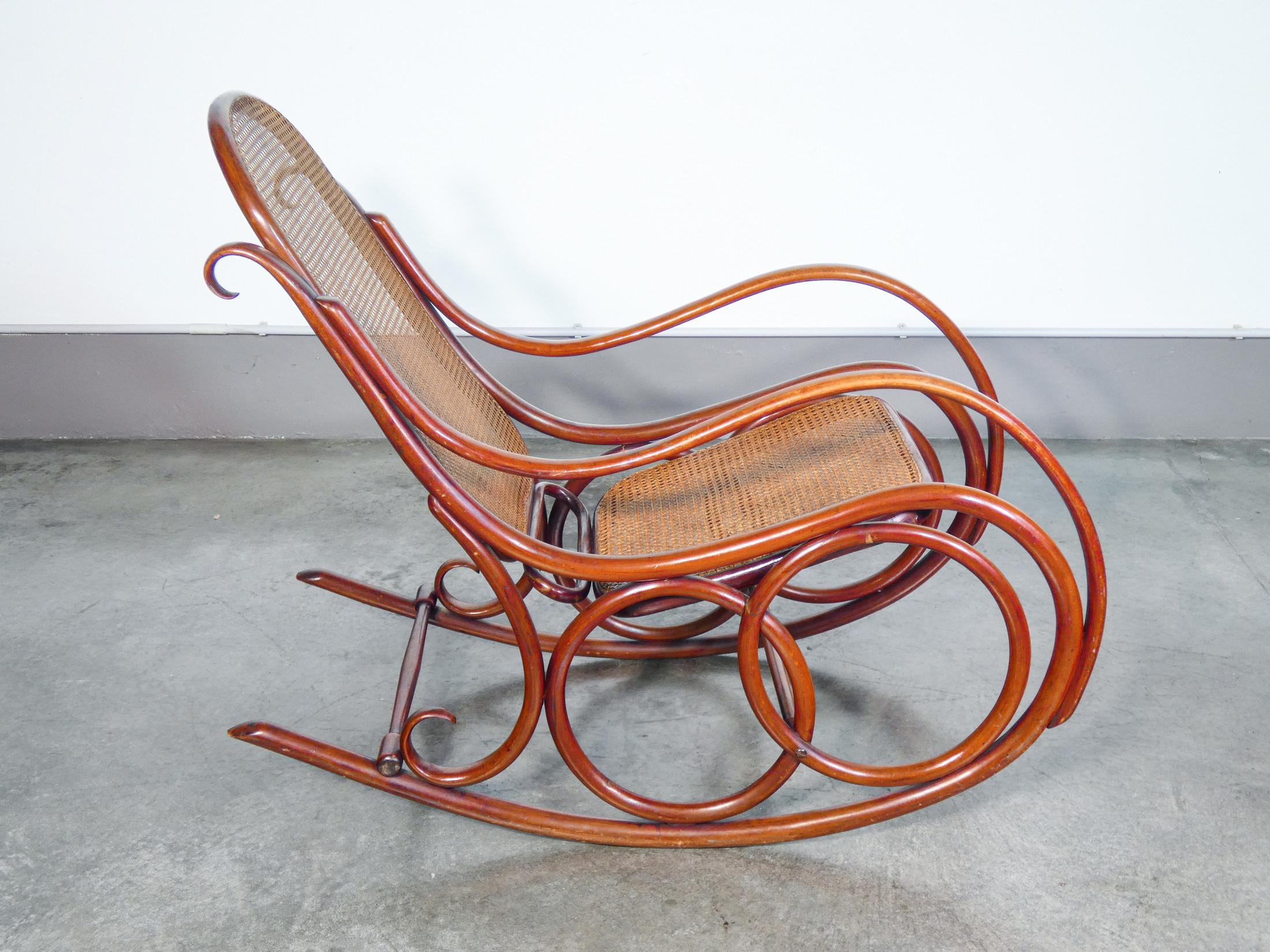 Chaise à bascule Gebrüder THONET mod. 4, en bois courbé et paille. Fin du XIXe siècle. en vente 2