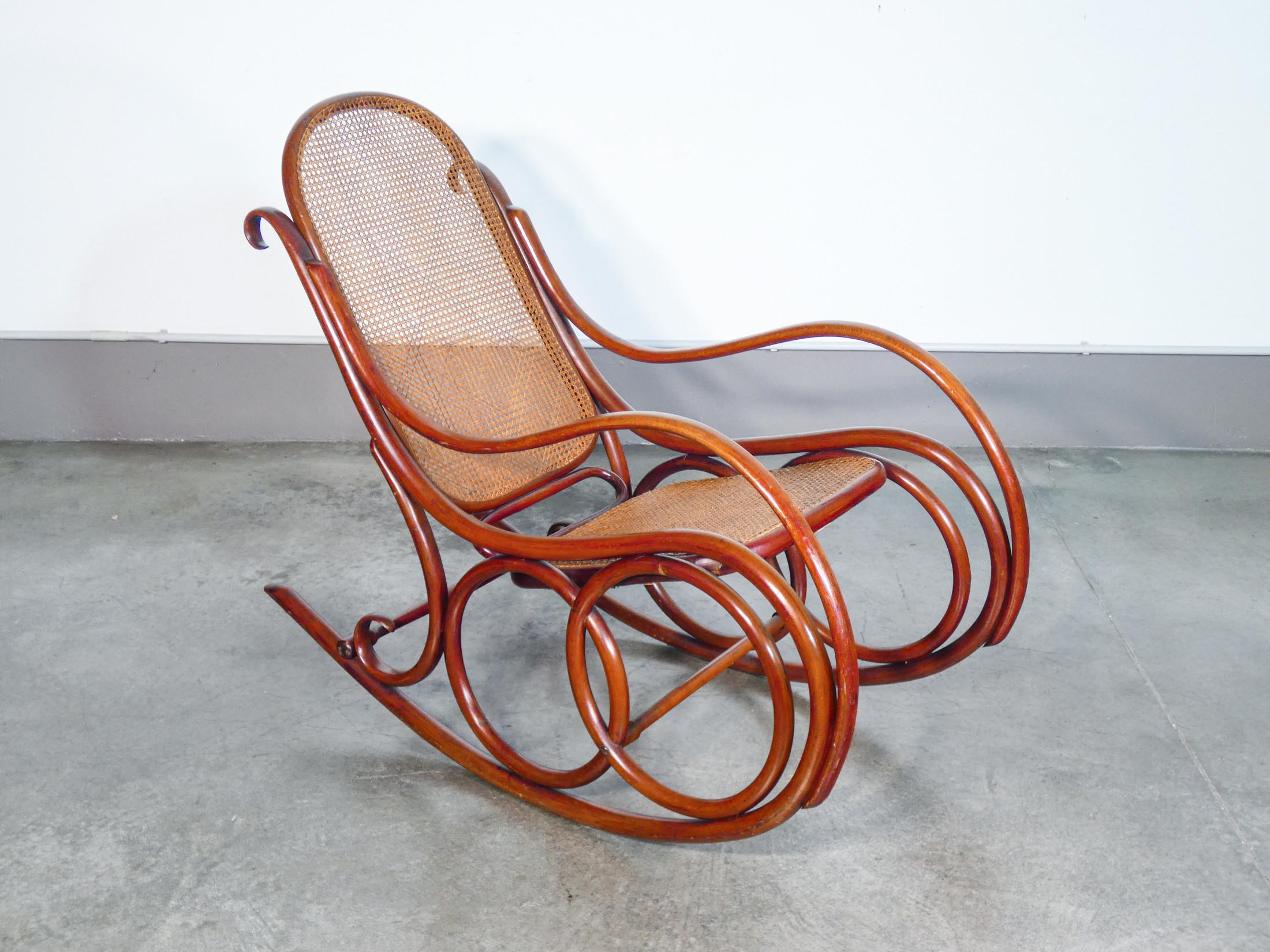 Chaise à bascule Gebrüder THONET mod. 4, en bois courbé et paille. Fin du XIXe siècle. en vente 3