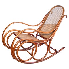 Chaise à bascule Gebrüder THONET mod. 4, en bois courbé et paille. Fin du XIXe siècle.