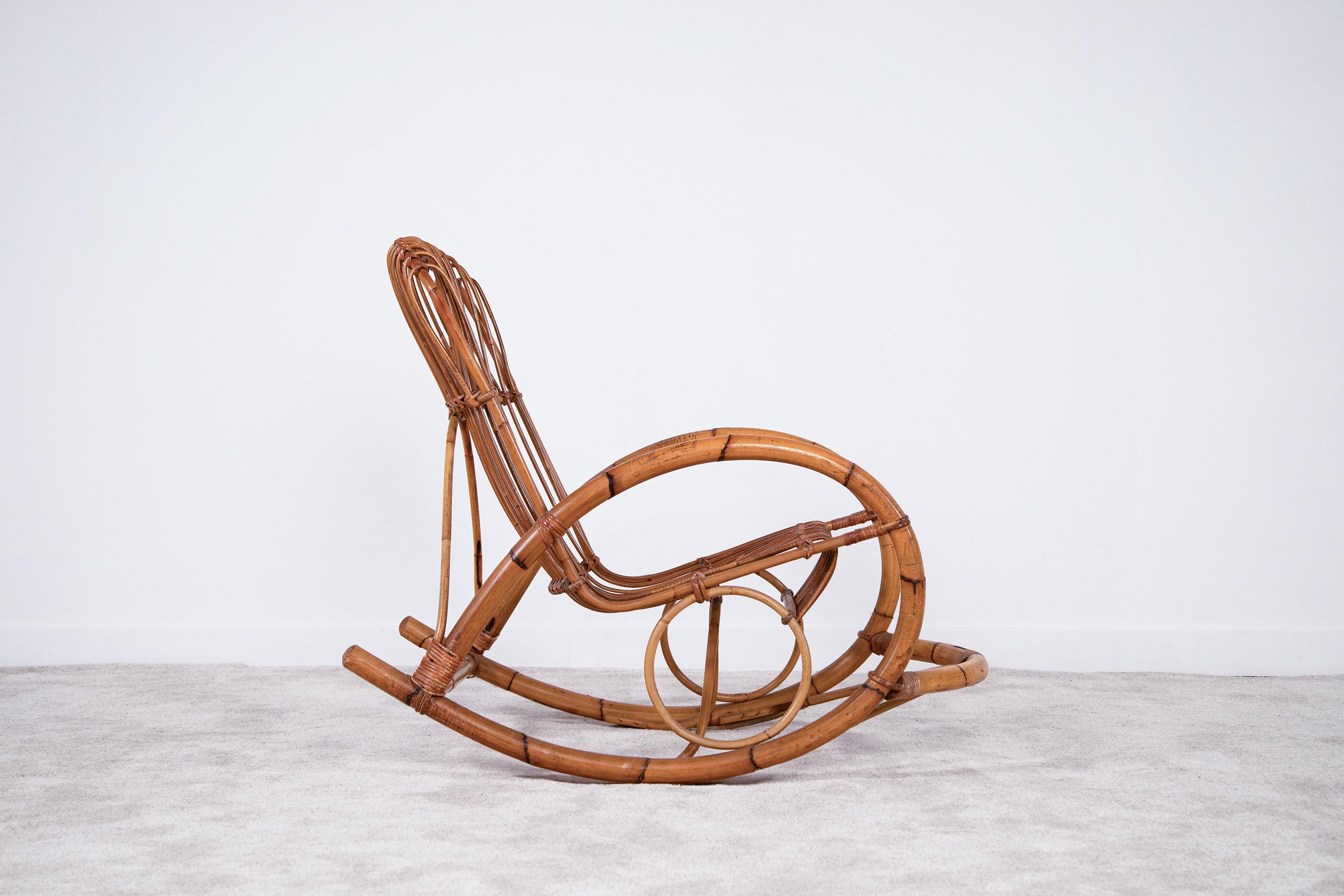 Beautiful Italian-made rocking chair in the style of Franco Albini for Bonacina. Comfortable and relaxing, it is perfect both for indoor use and to enhance a veranda or terrace. The condition is excellent and the structure very solid.